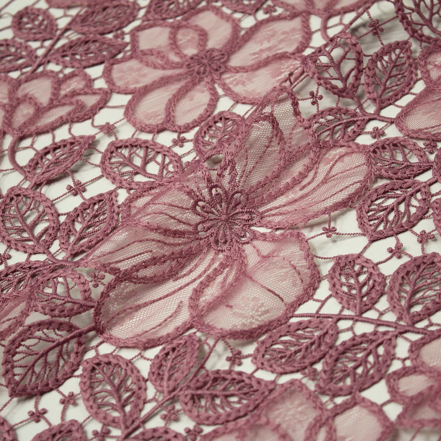 Pizzo Macramè con Petali di Fiori in Pizzo Chantilly