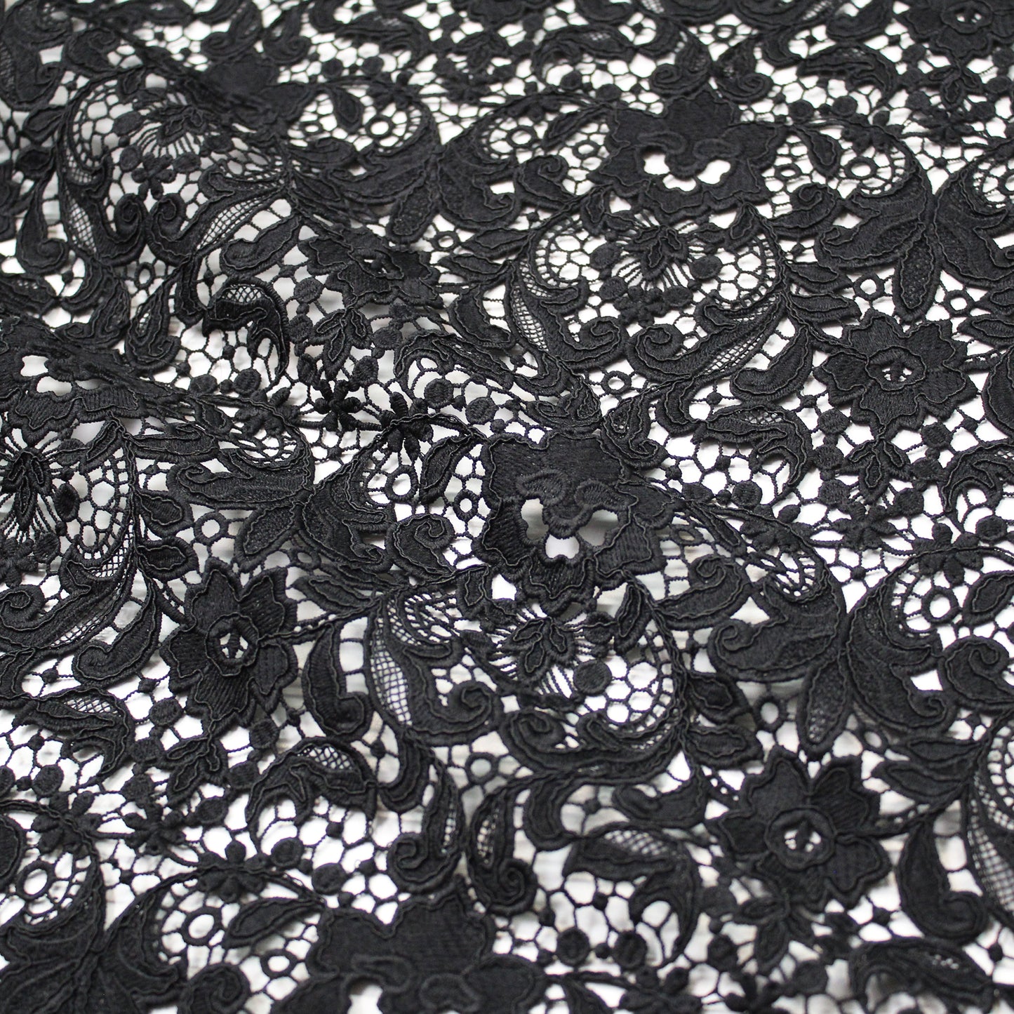 Pizzo Macramè Ricamato e Rebrodato con Fiori