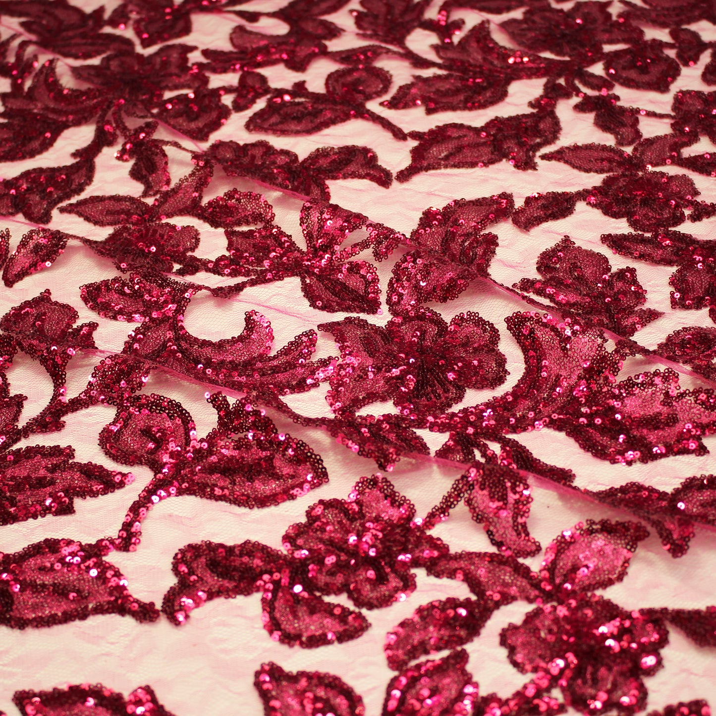 Pizzo Ricamato con Fiori di Pailletes Iridate e Lucide
