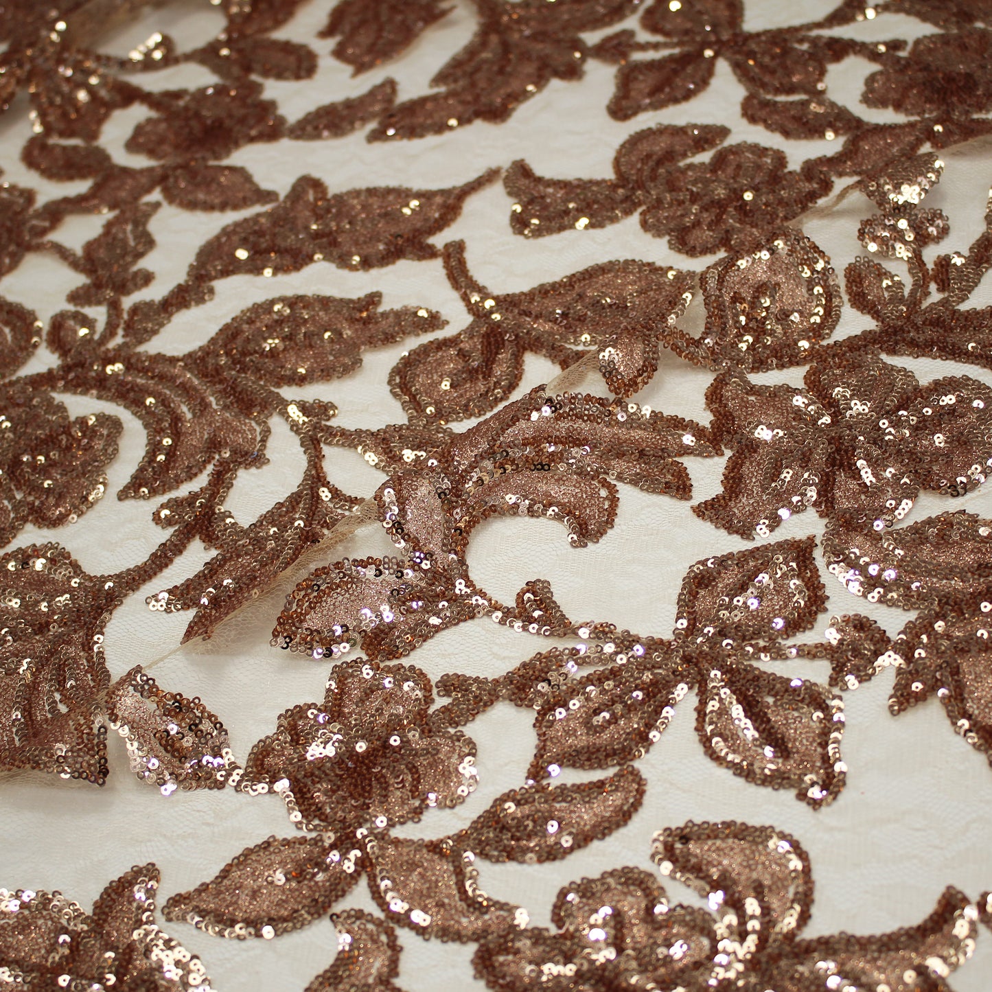 Pizzo Ricamato con Fiori di Pailletes Iridate e Lucide