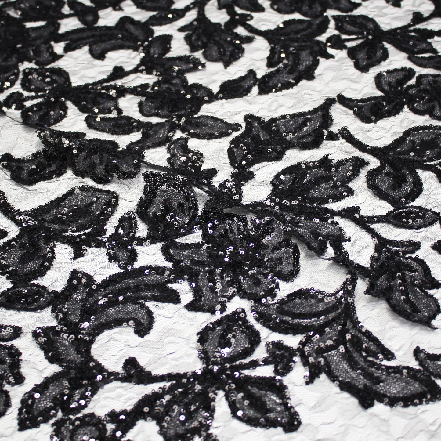 Pizzo Ricamato con Fiori di Pailletes Iridate e Lucide