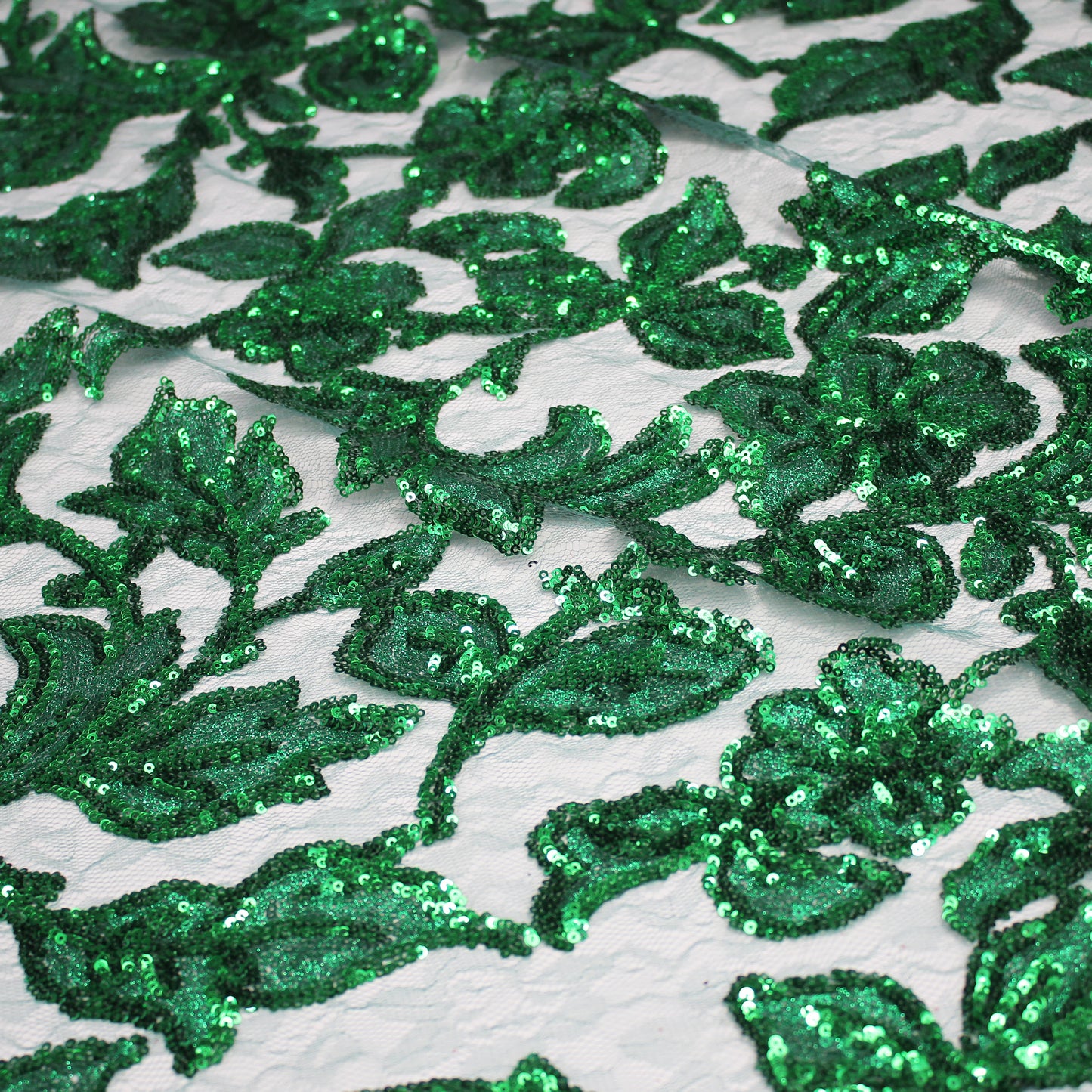 Pizzo Ricamato con Fiori di Pailletes Iridate e Lucide