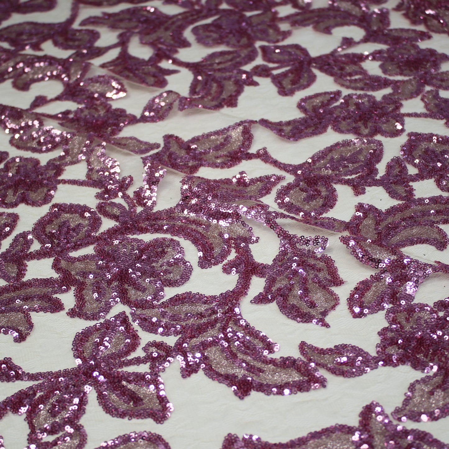 Pizzo Ricamato con Fiori di Pailletes Iridate e Lucide