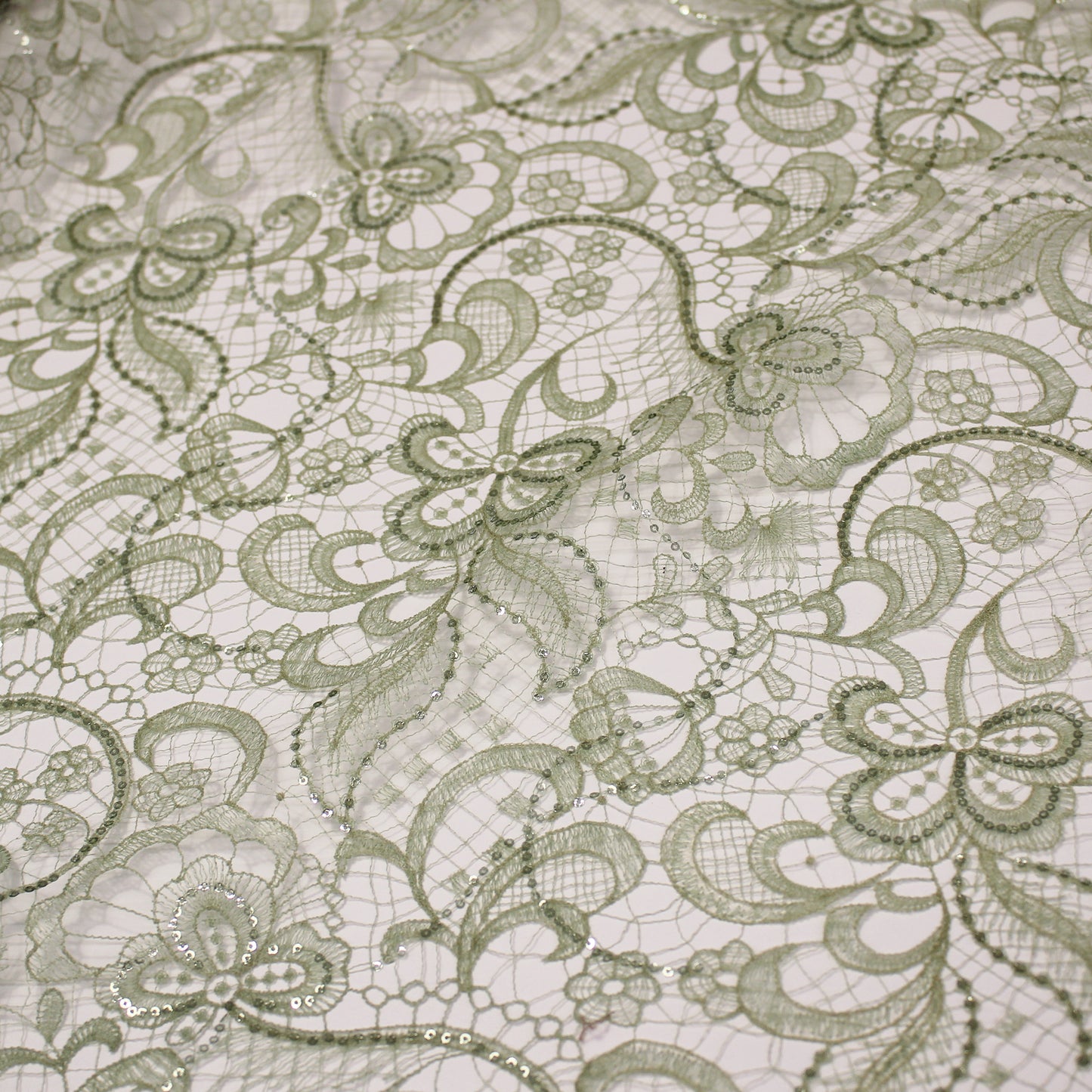 Pizzo Ricamato con Fiori e Paillettes