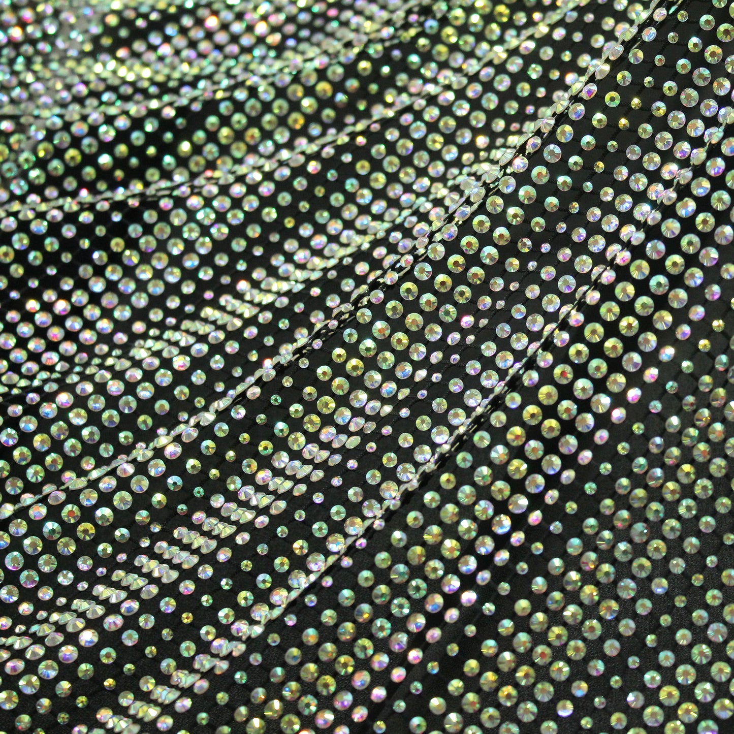 Rete Nera con Strass Tondi Multiforme Arcobaleno con Trama a Fasce Diagonali