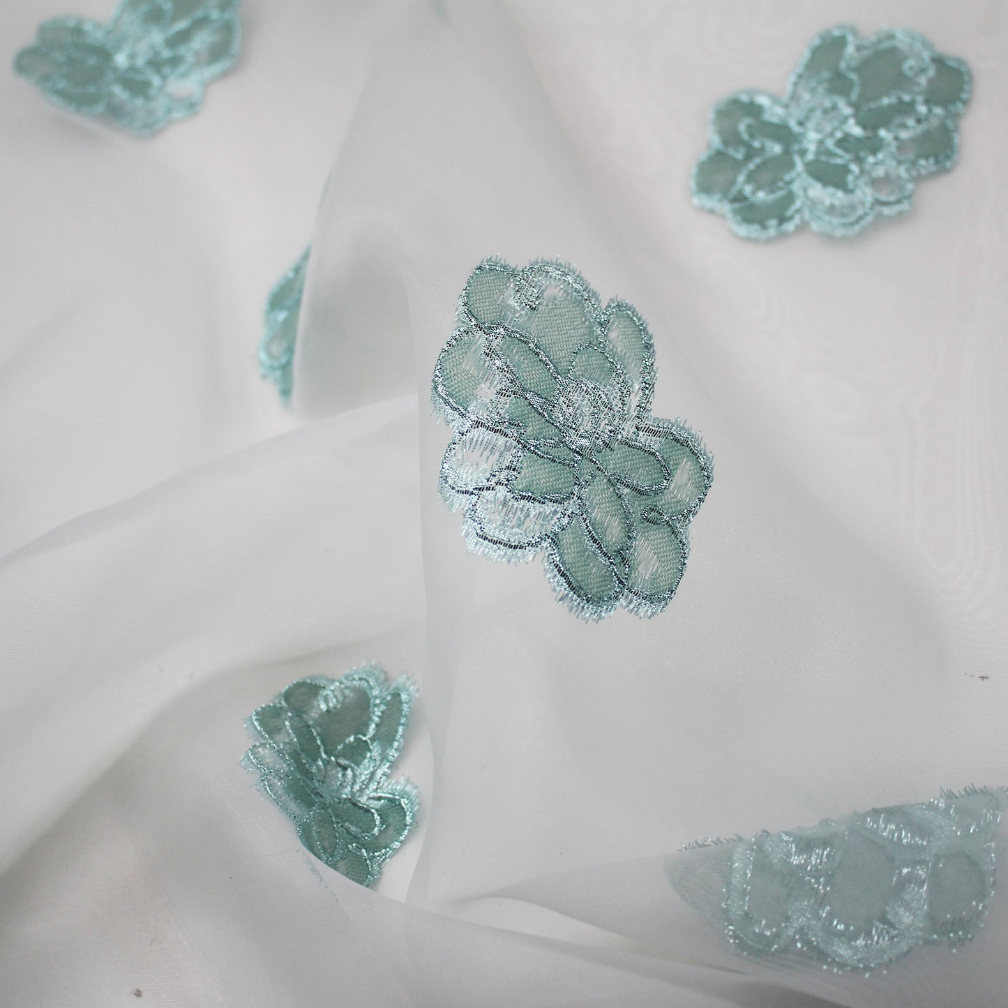 Tessuto Broccato con Base in Organza e Fiori Sparsi