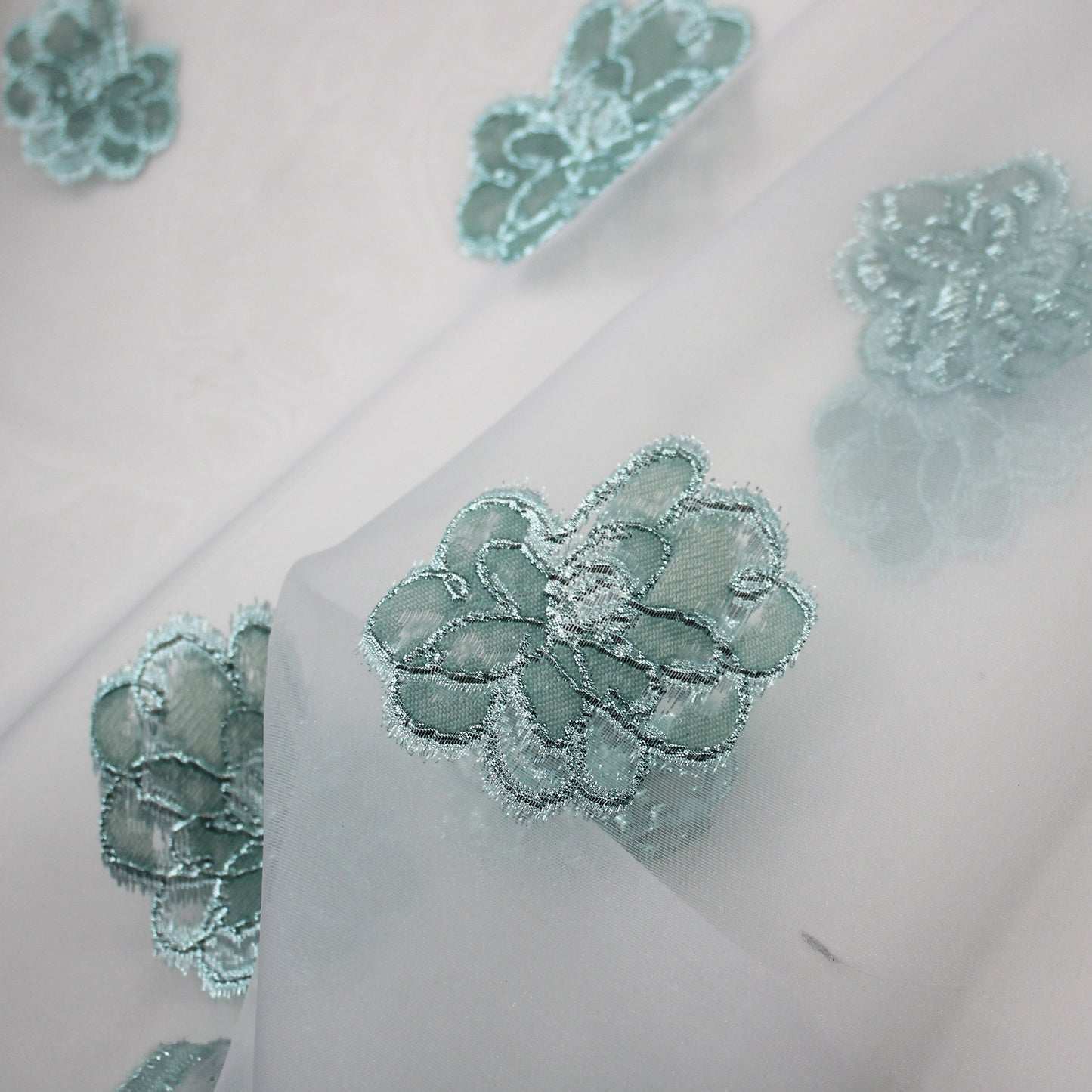 Tessuto Broccato con Base in Organza e Fiori Sparsi