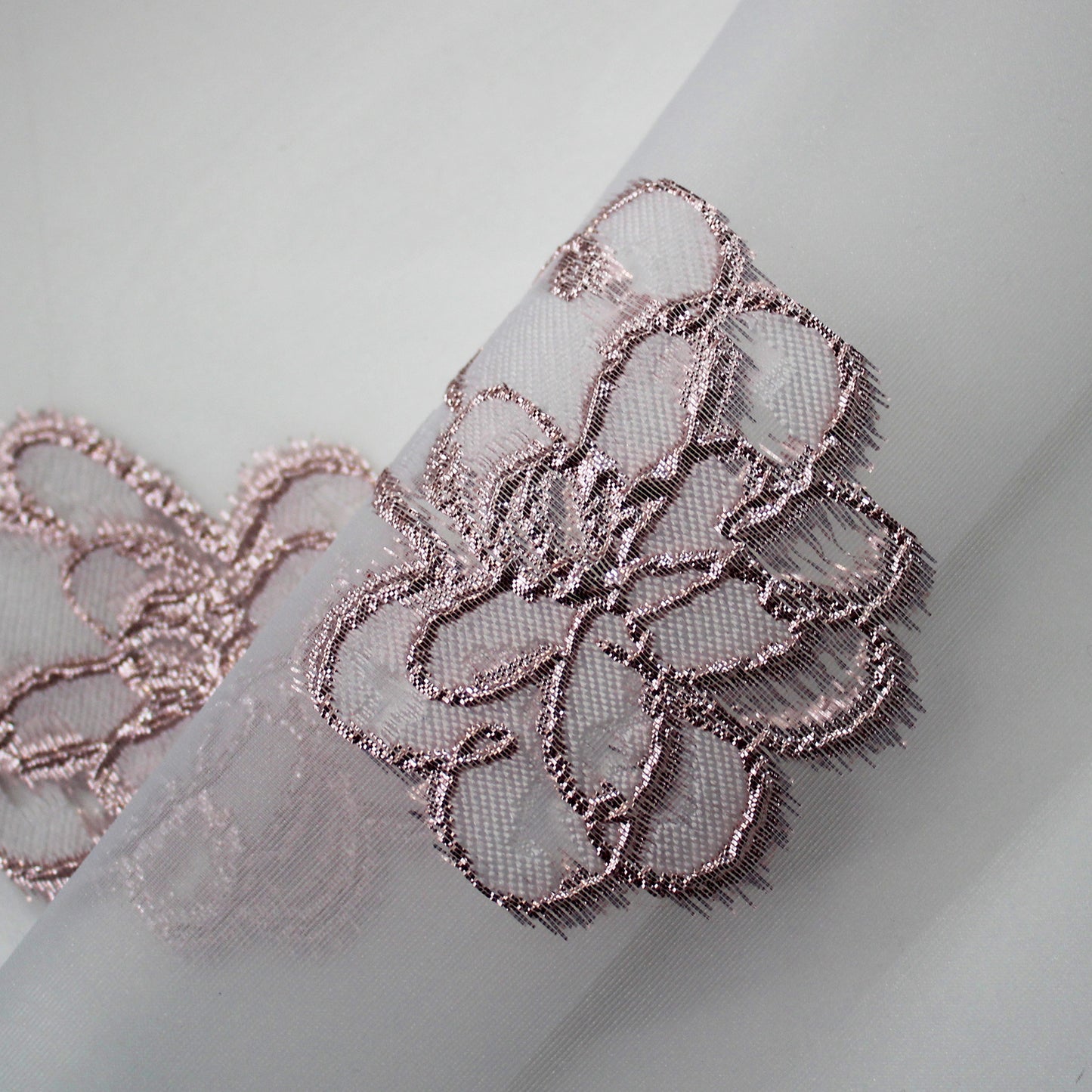 Tessuto Broccato con Base in Organza e Fiori Sparsi