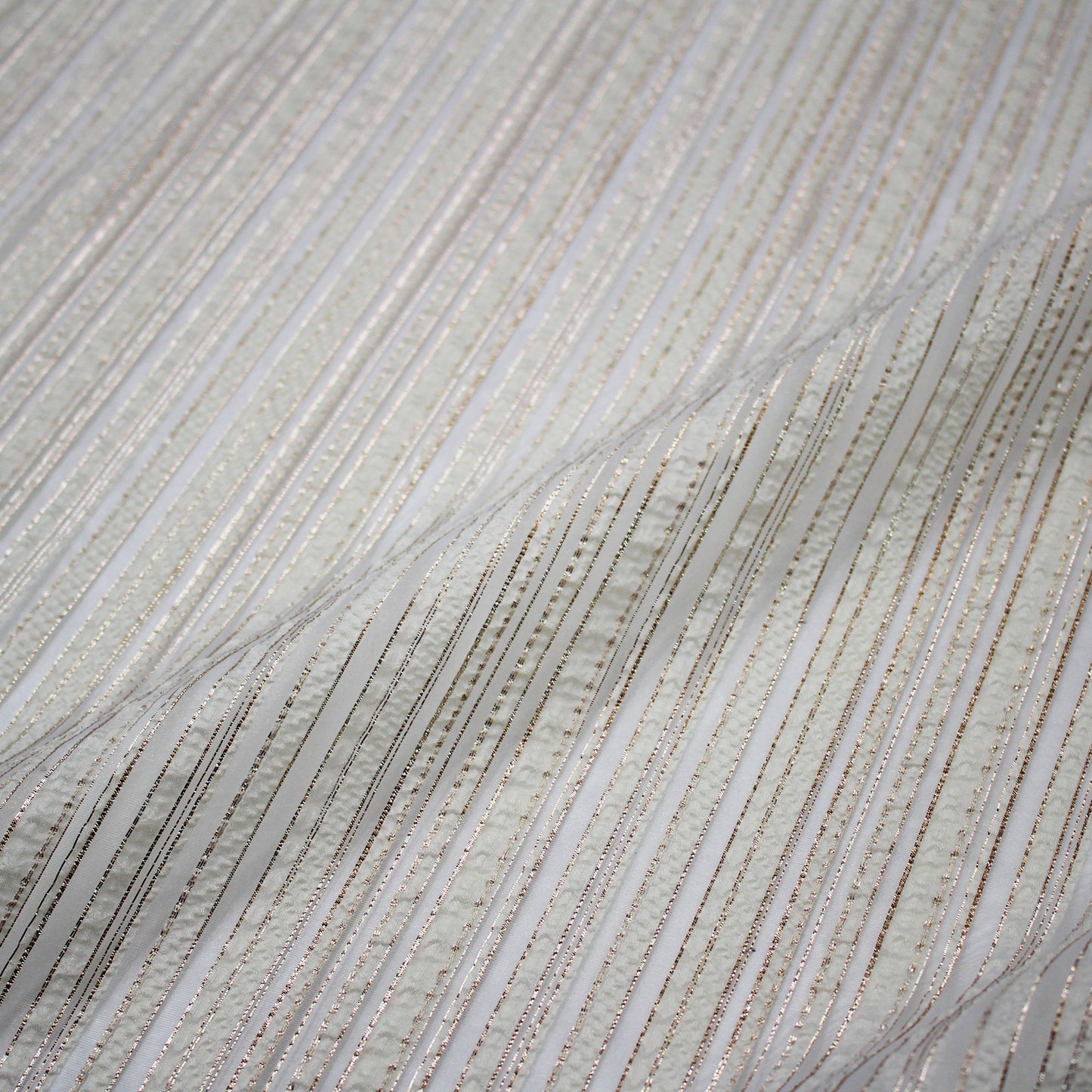 Tessuto Broccato con base in Organza e Motivo a Fasce e Linee Regolari