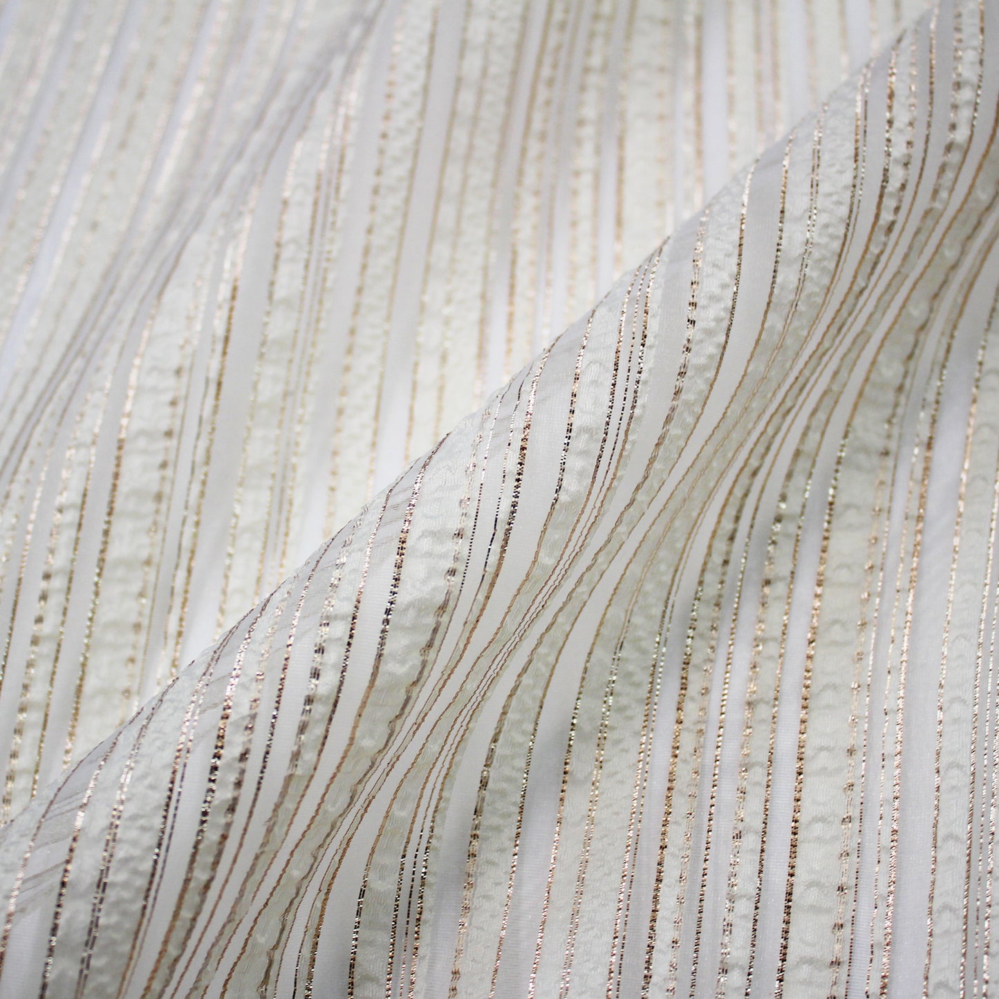 Tessuto Broccato con base in Organza e Motivo a Fasce e Linee Regolari