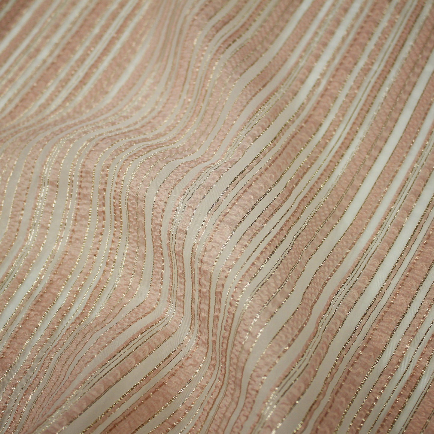 Tessuto Broccato con base in Organza e Motivo a Fasce e Linee Regolari