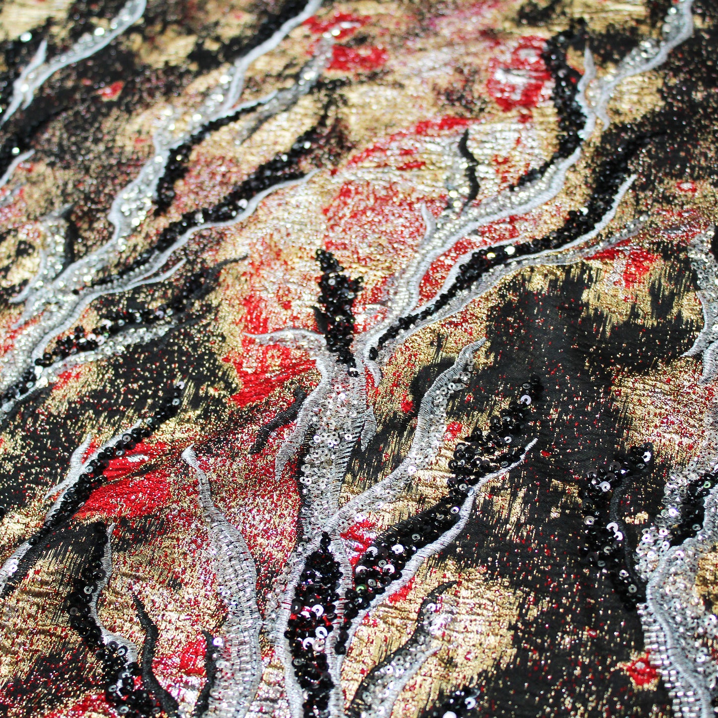 Tessuto Broccato Ricamato con Coralli e Paillettes Effetto Ramato