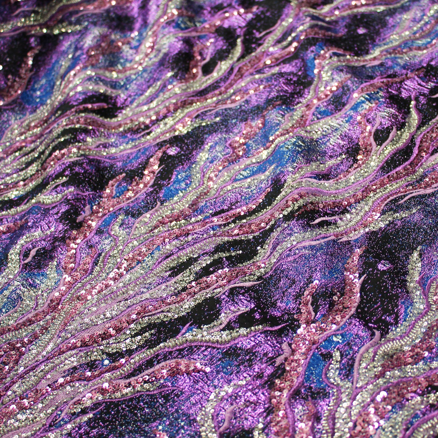 Tessuto Broccato Ricamato con Coralli e Paillettes Effetto Ramato