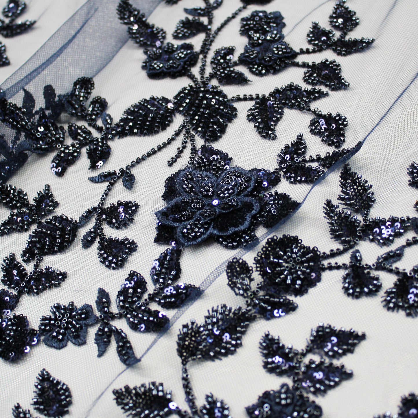 Tulle Ricamato con Degradè di Fiori 3D, Paillettes e Coralli