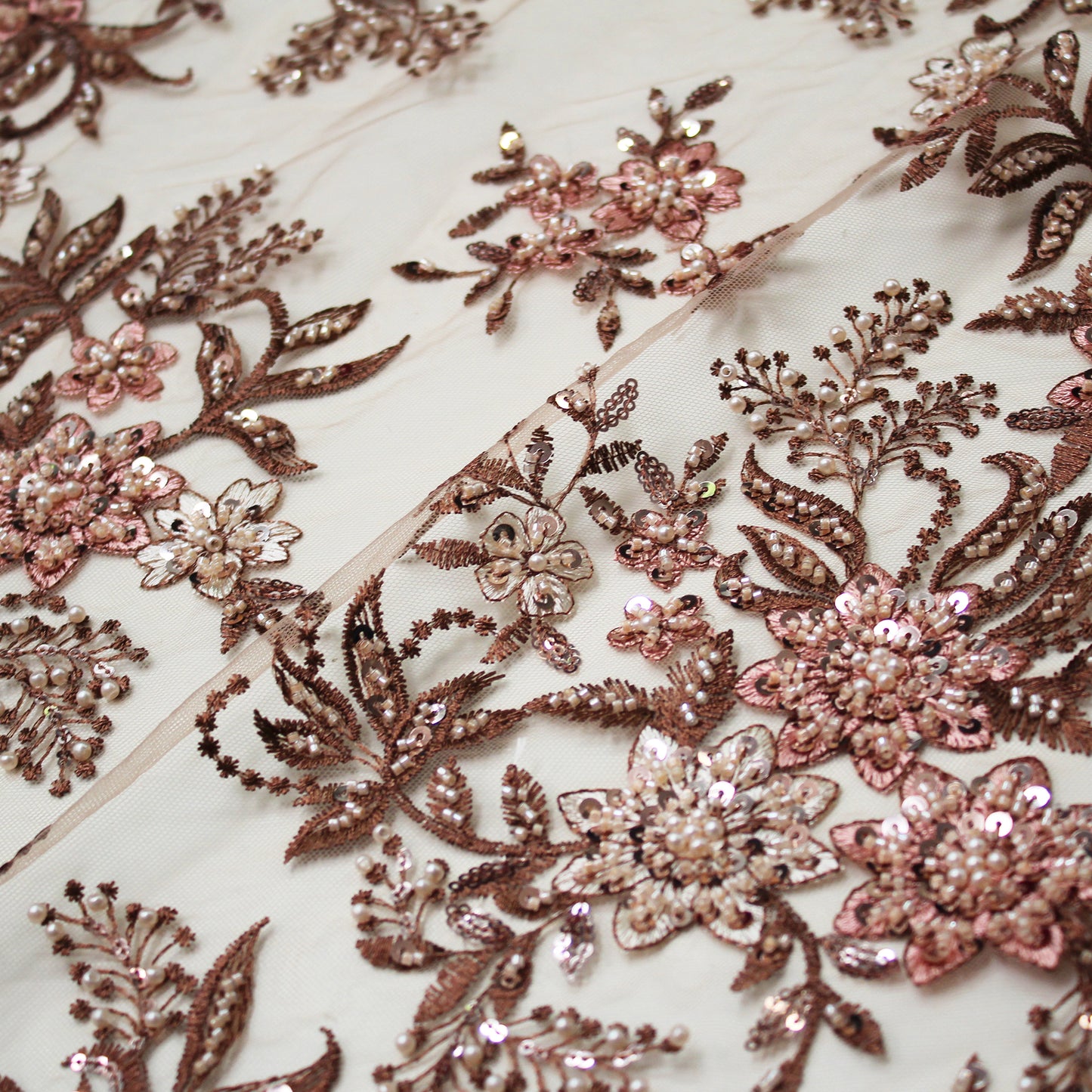 Tulle Ricamato a Filo con Fiori a Stella, Paillettes, Coralli e Perline