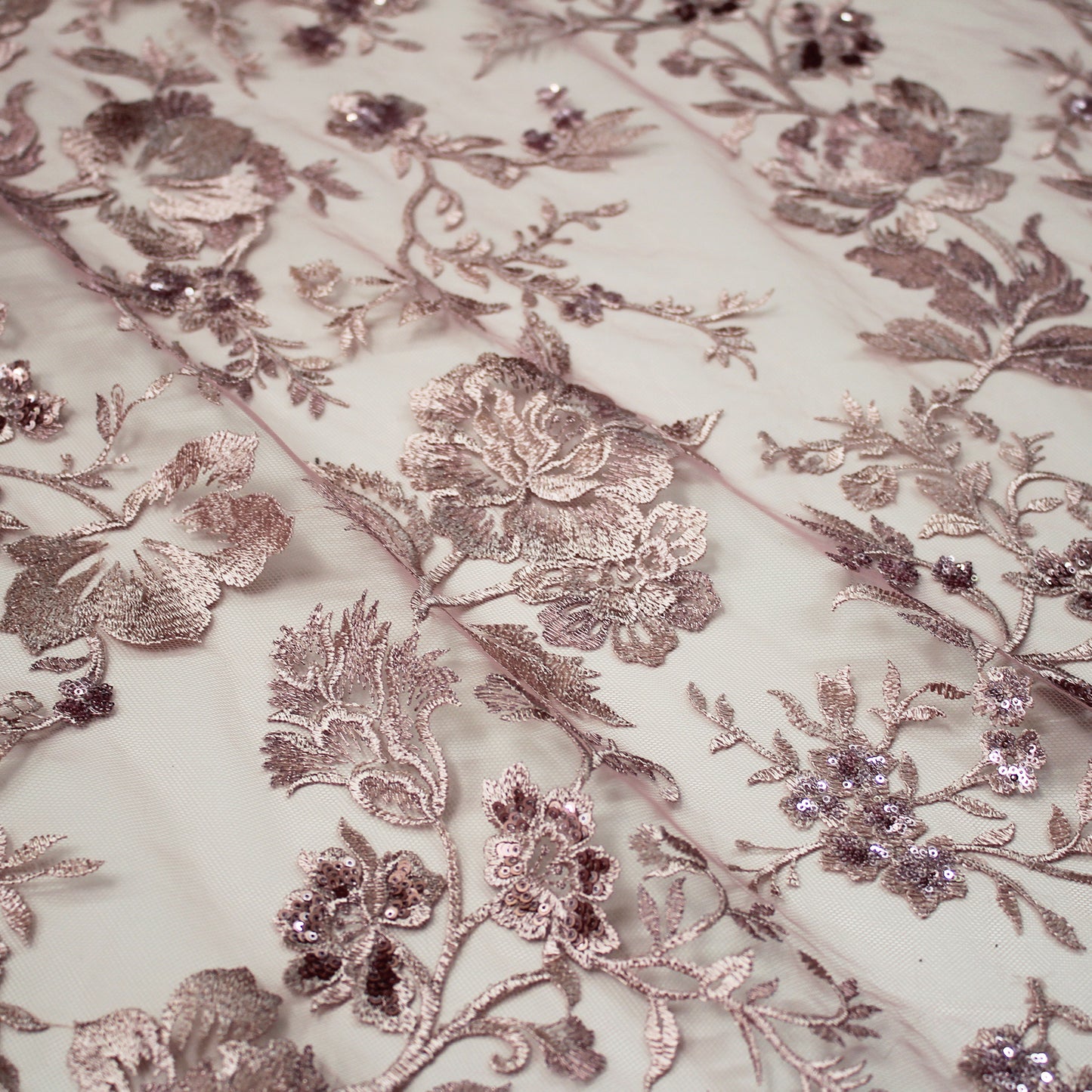 Tulle Ricamato a Filo Lucido con Fiori di Paillettes