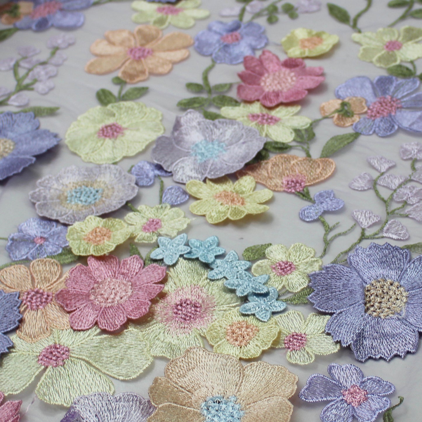 Tulle Ricamato con Fiori 3D Multiforme e Foglie