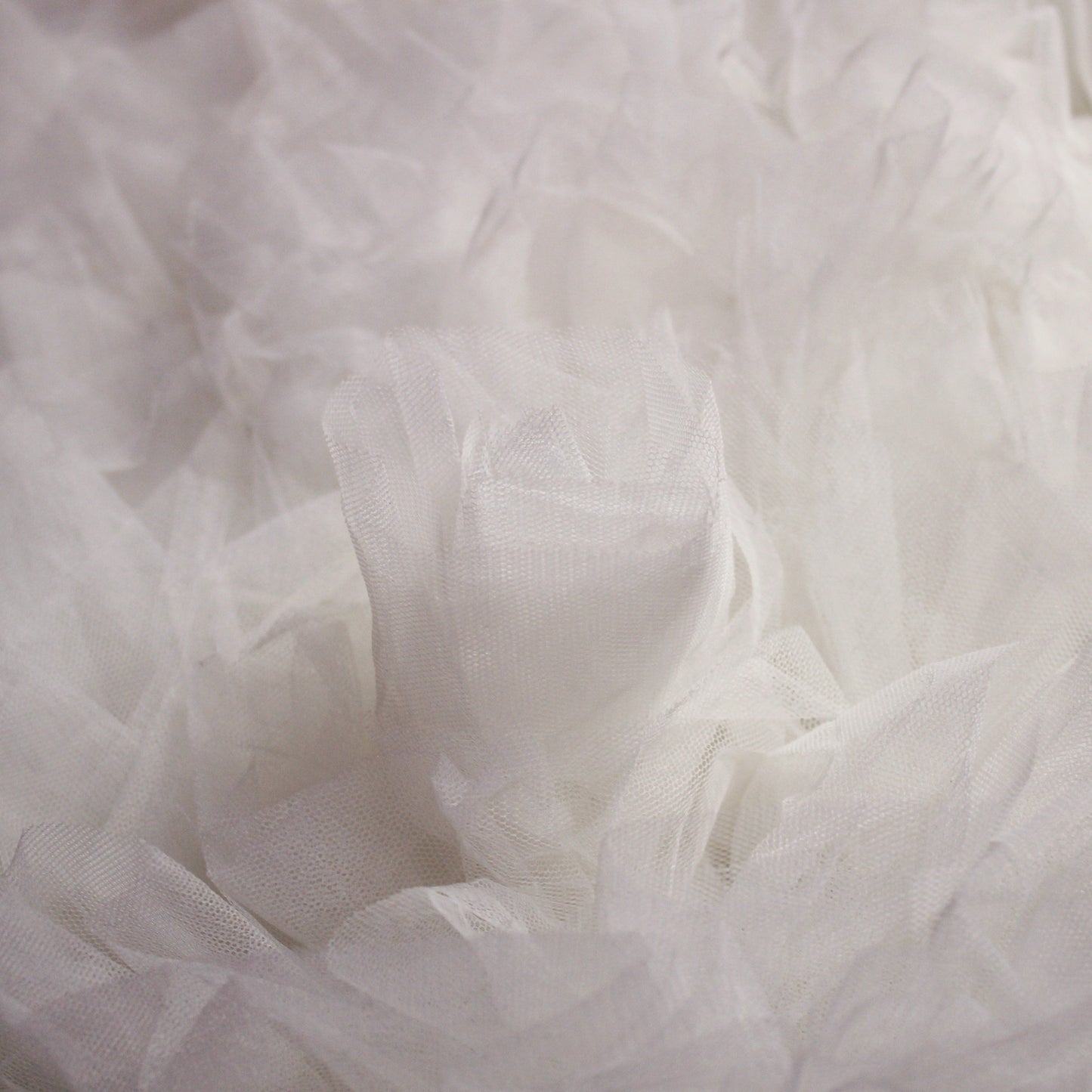 Tulle Ricamato con Fiori Grandi 3D e Rouches