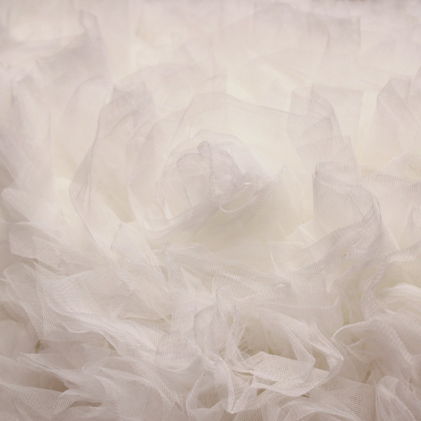 Tulle Ricamato con Fiori Grandi 3D e Rouches