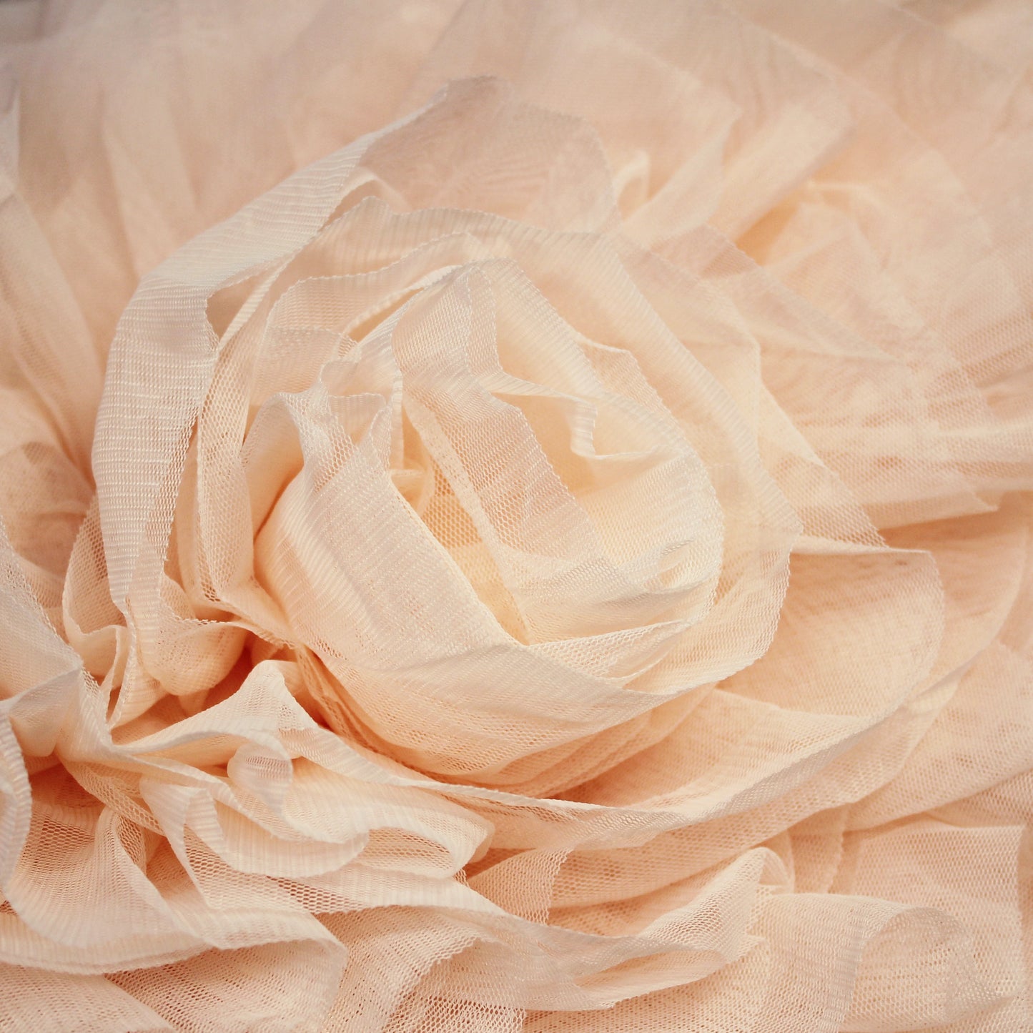 Tulle Ricamato con Fiori Grandi 3D e Rouches