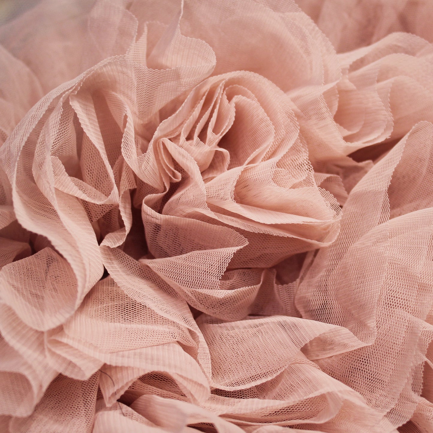 Tulle Ricamato con Fiori Grandi 3D e Rouches