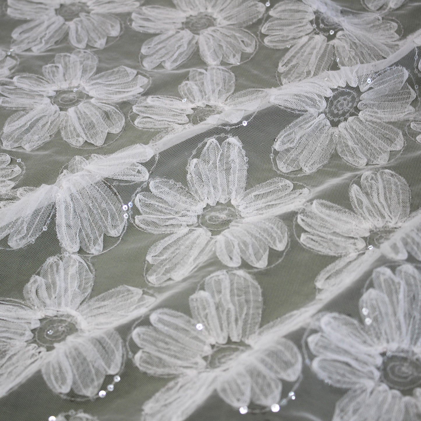 Tulle Ricamato con Fiori in Tulle e Paillettes