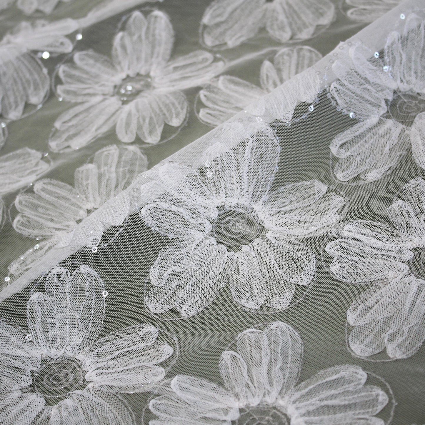 Tulle Ricamato con Fiori in Tulle e Paillettes