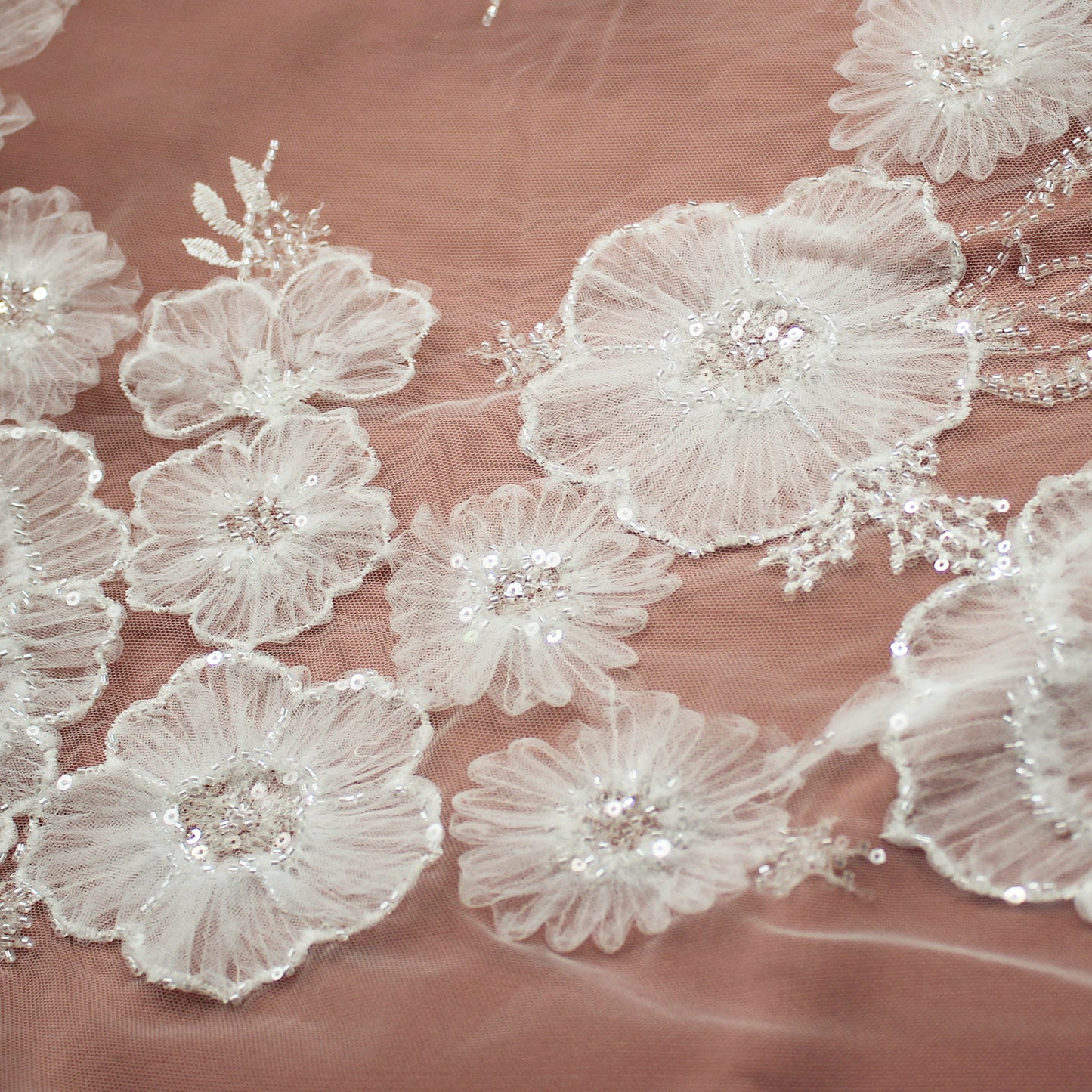 Tulle Ricamato con Fiori in Tulle, Paillettes e Corallini