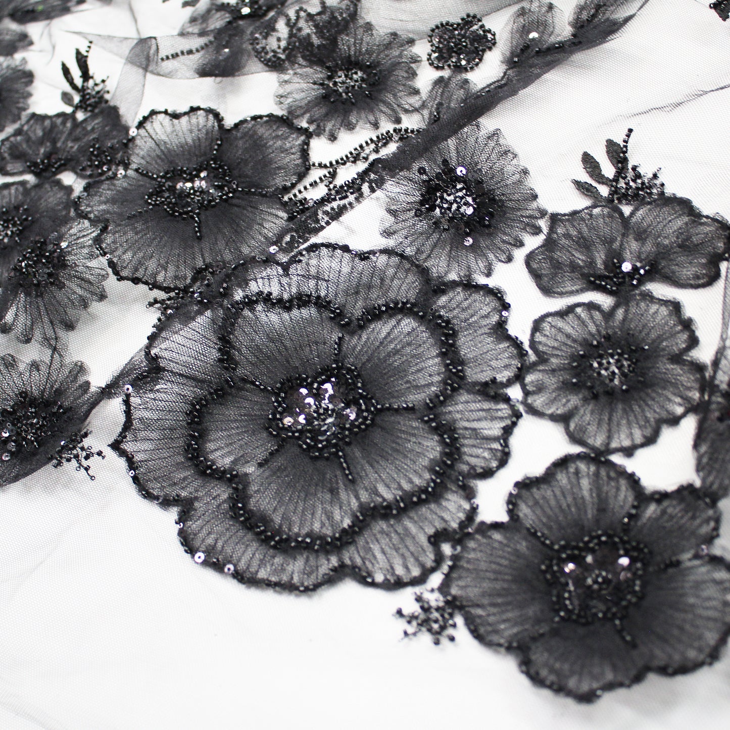 Tulle Ricamato con Fiori in Tulle, Paillettes e Corallini