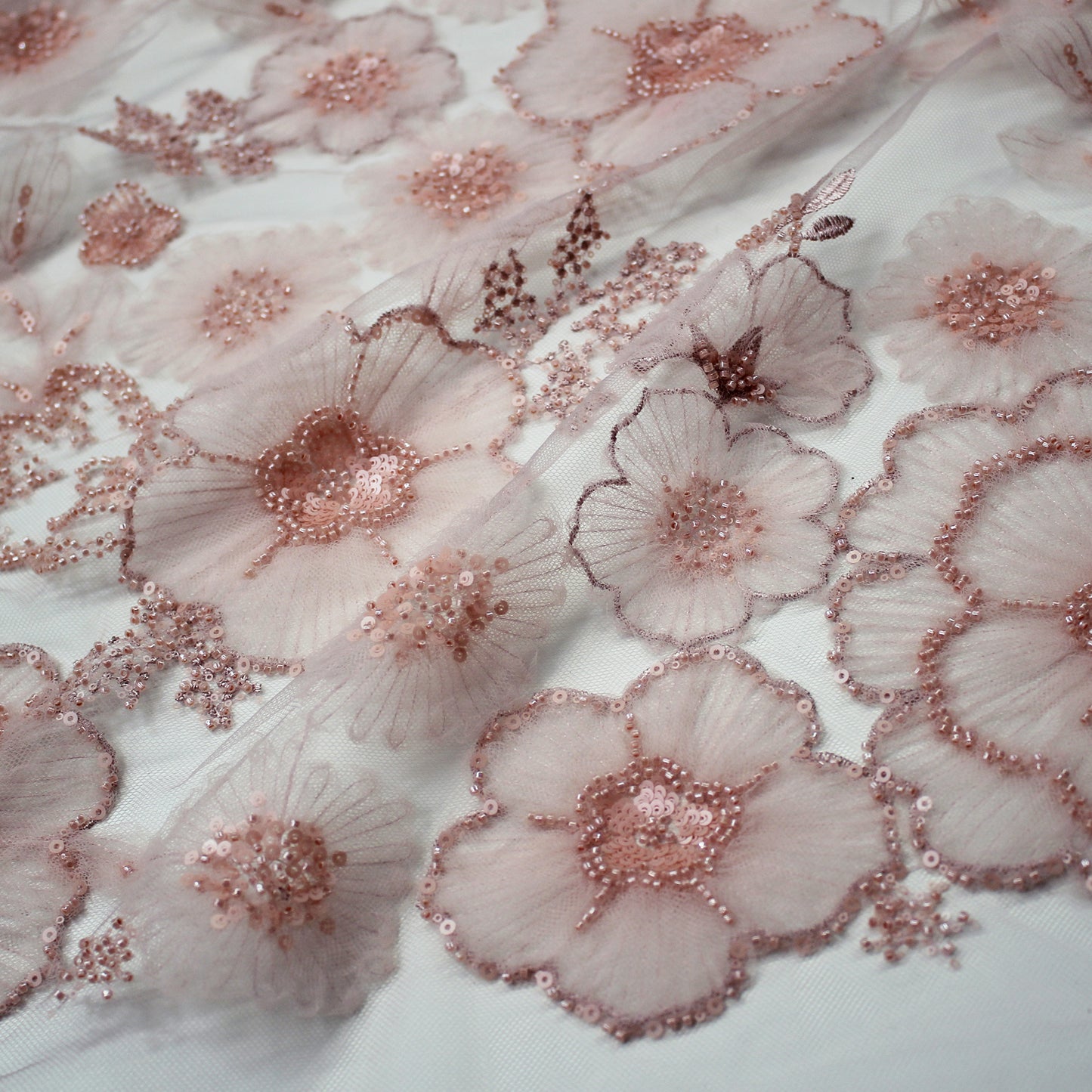 Tulle Ricamato con Fiori in Tulle, Paillettes e Corallini