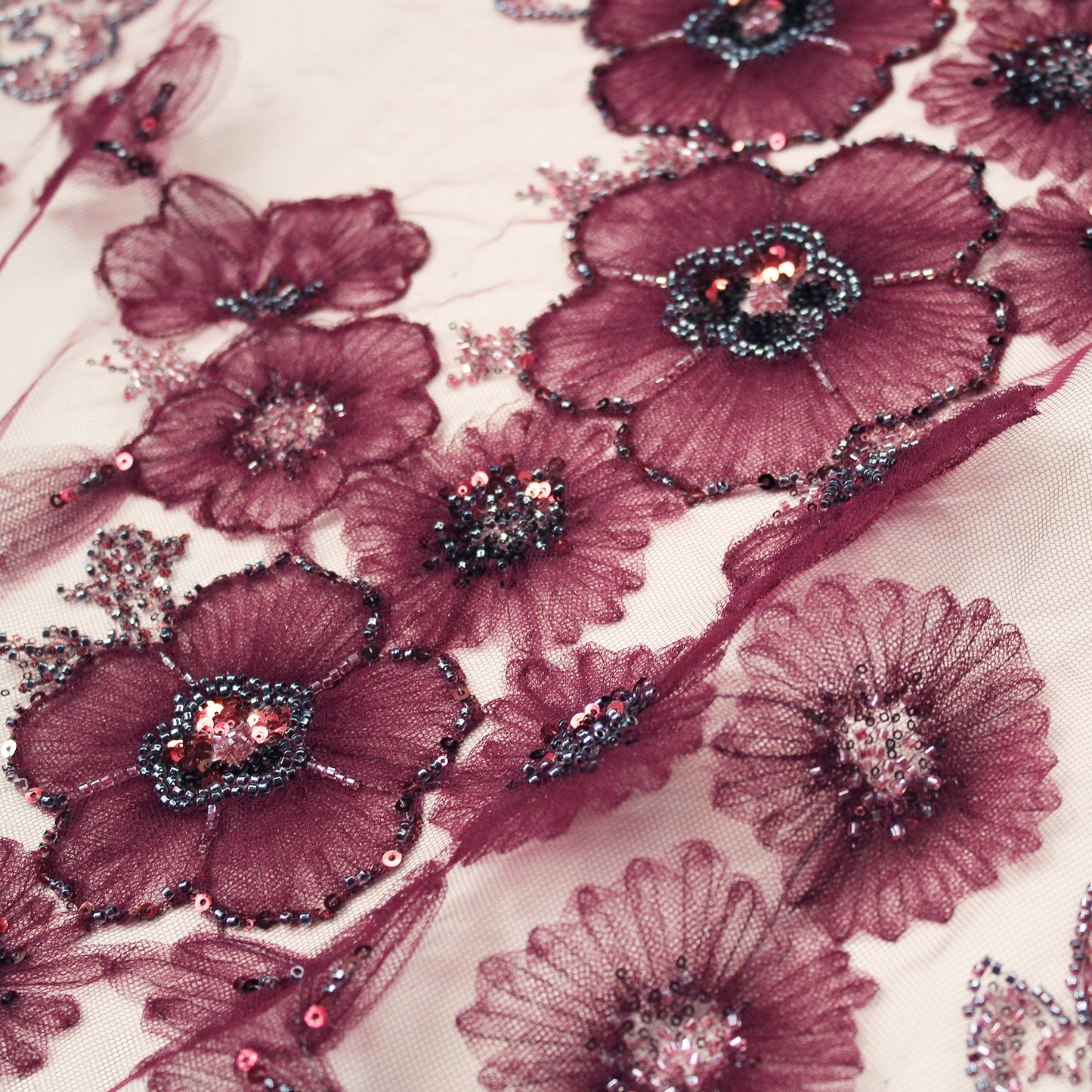 Tulle Ricamato con Fiori in Tulle, Paillettes e Corallini