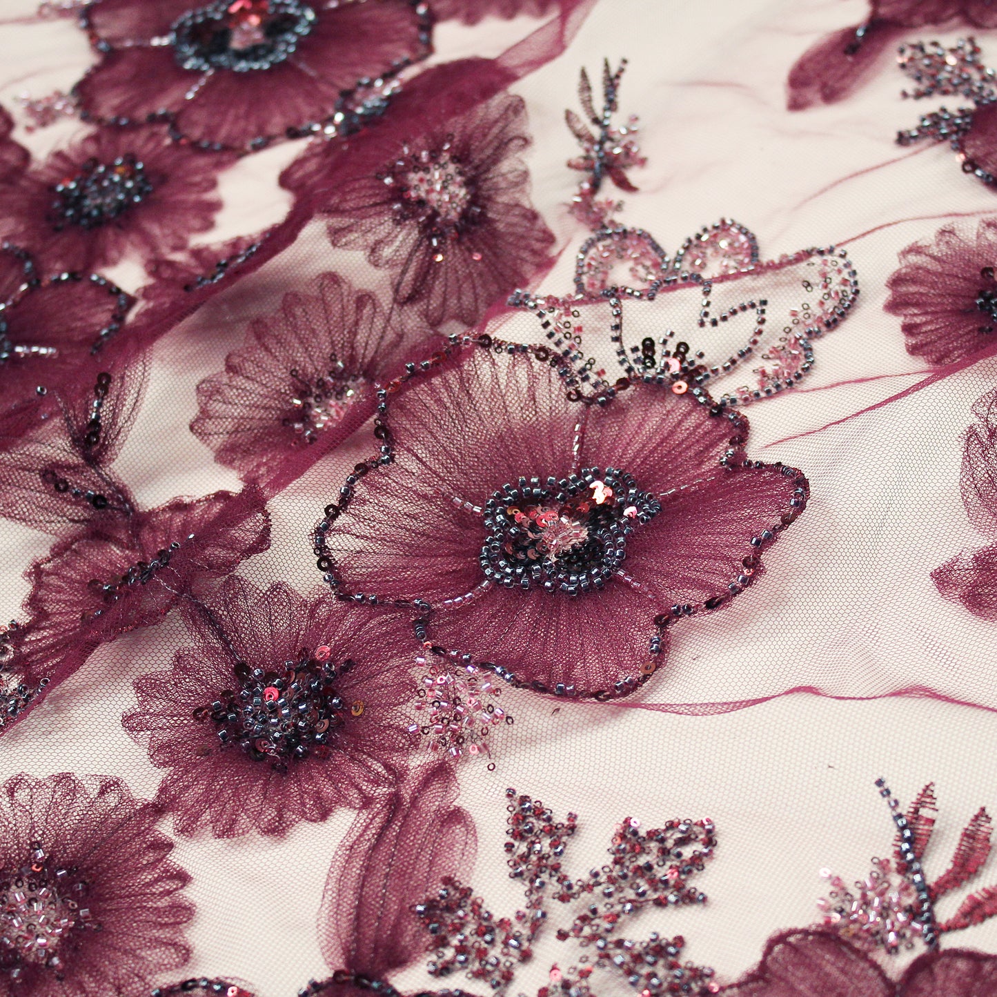 Tulle Ricamato con Fiori in Tulle, Paillettes e Corallini