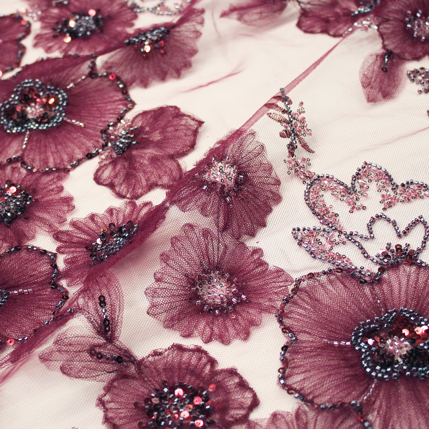 Tulle Ricamato con Fiori in Tulle, Paillettes e Corallini