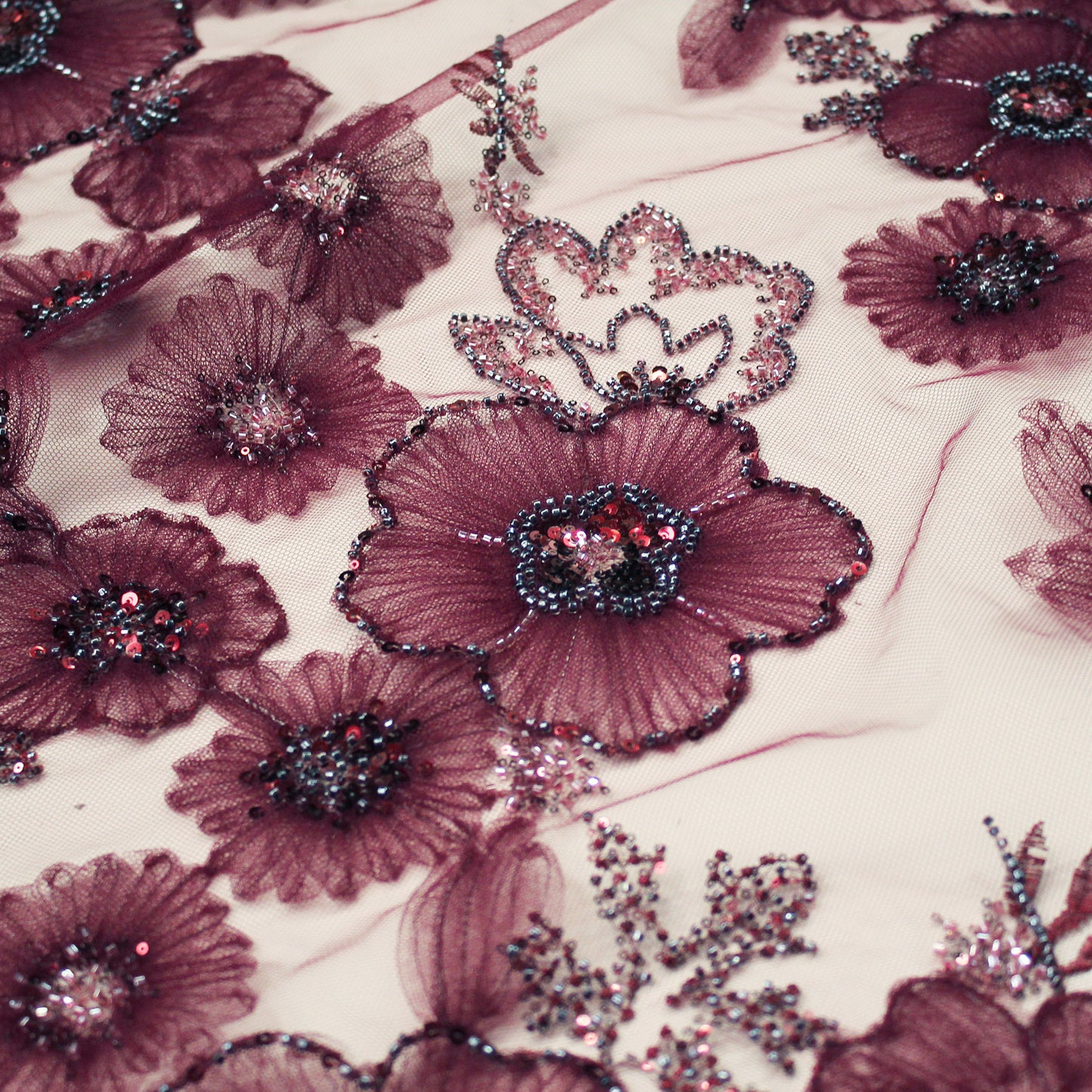 Tulle Ricamato con Fiori in Tulle, Paillettes e Corallini