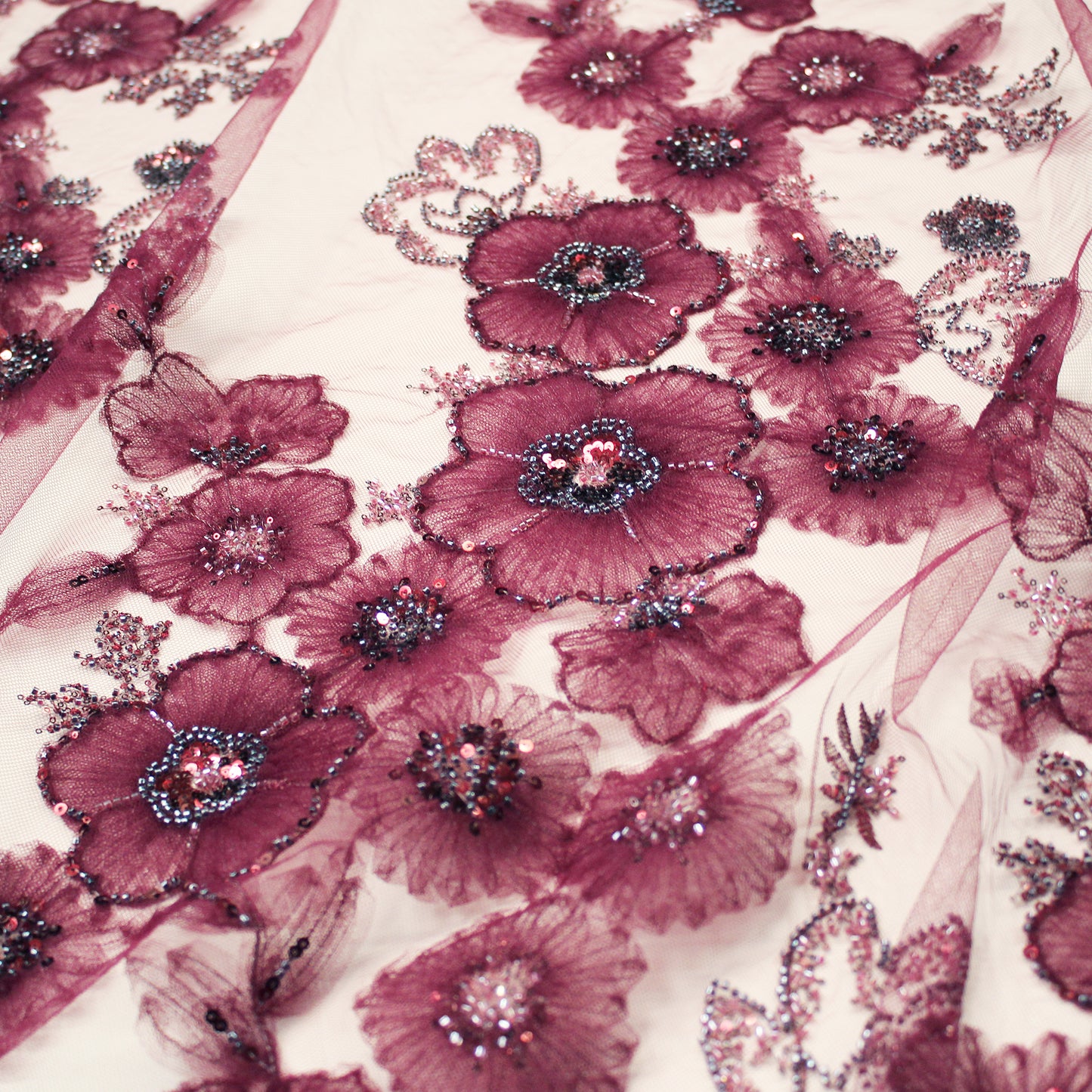 Tulle Ricamato con Fiori in Tulle, Paillettes e Corallini