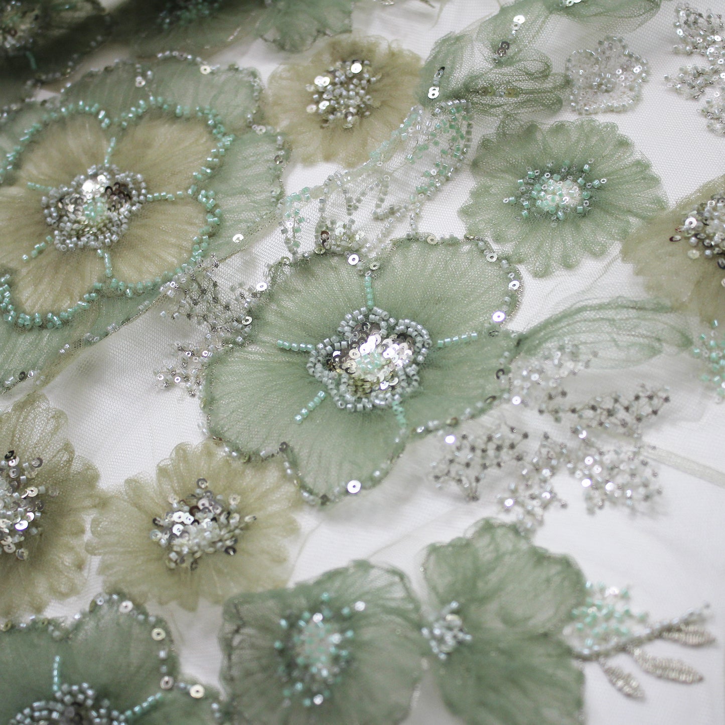 Tulle Ricamato con Fiori in Tulle, Paillettes e Corallini