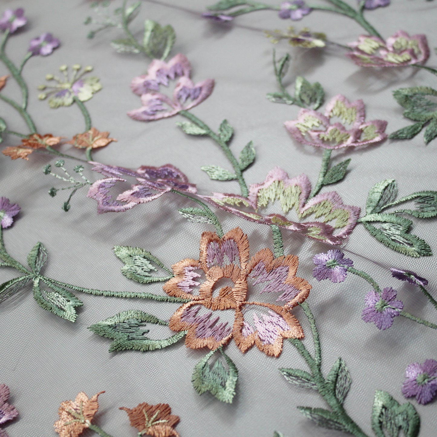 Tulle Ricamato Lavanda con Fiori Pesco in Lurex