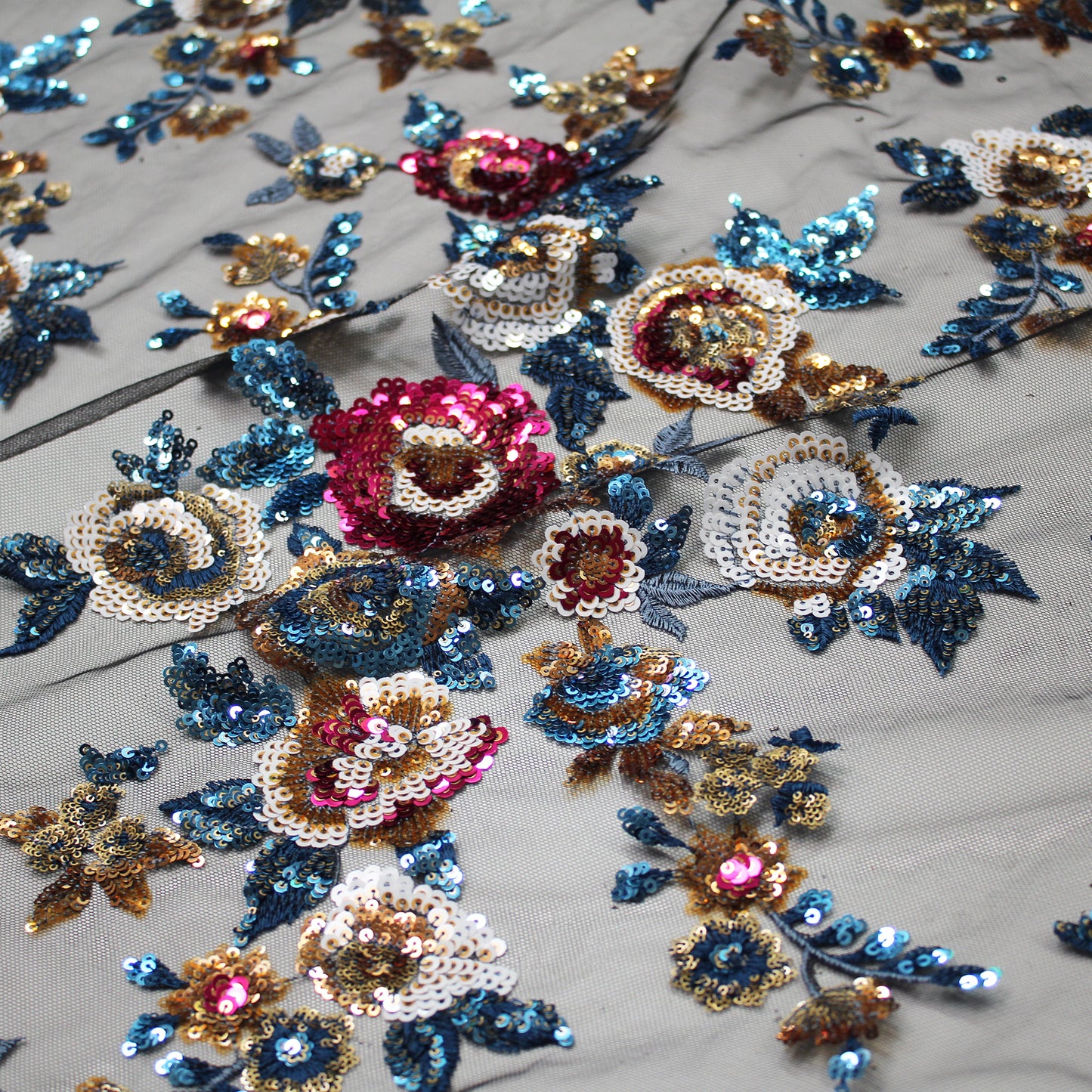 Tulle Ricamato con Paillettes e Mazzi di Fiori