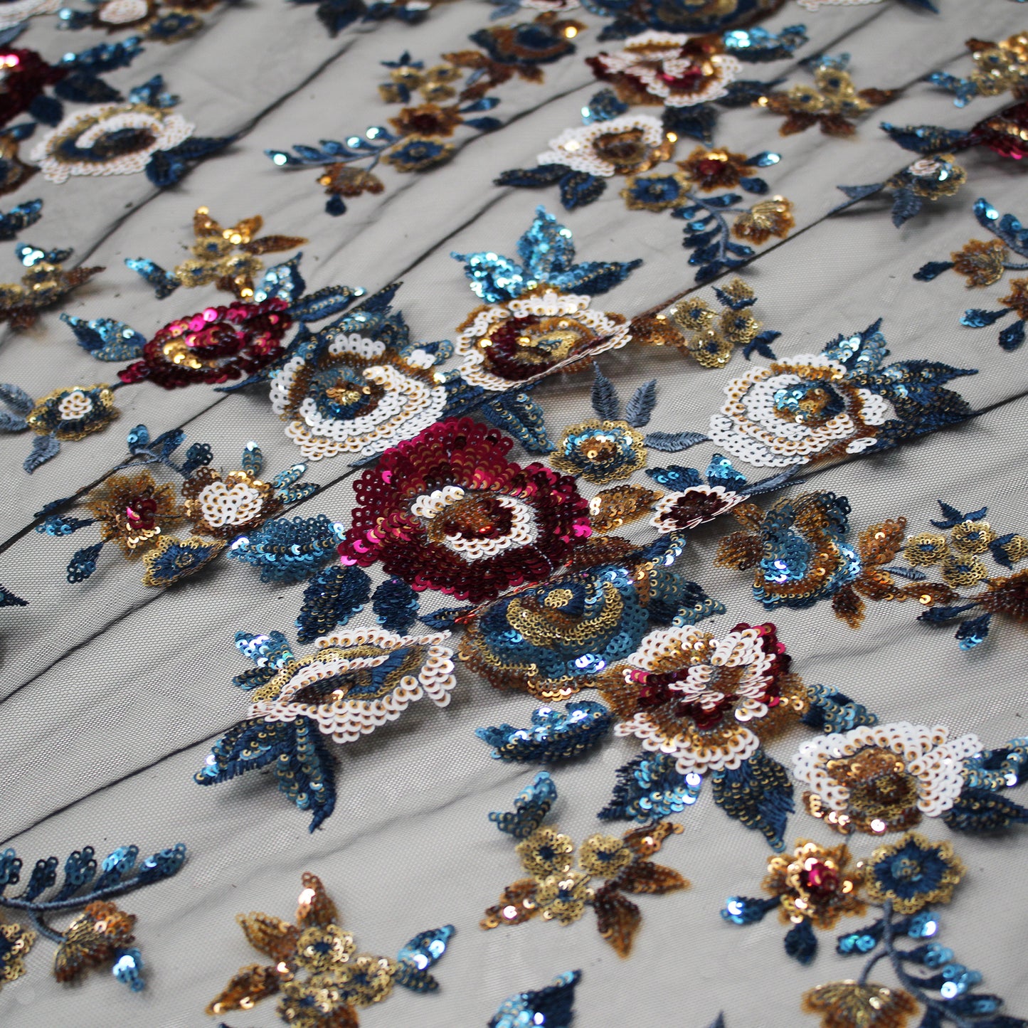 Tulle Ricamato con Paillettes e Mazzi di Fiori