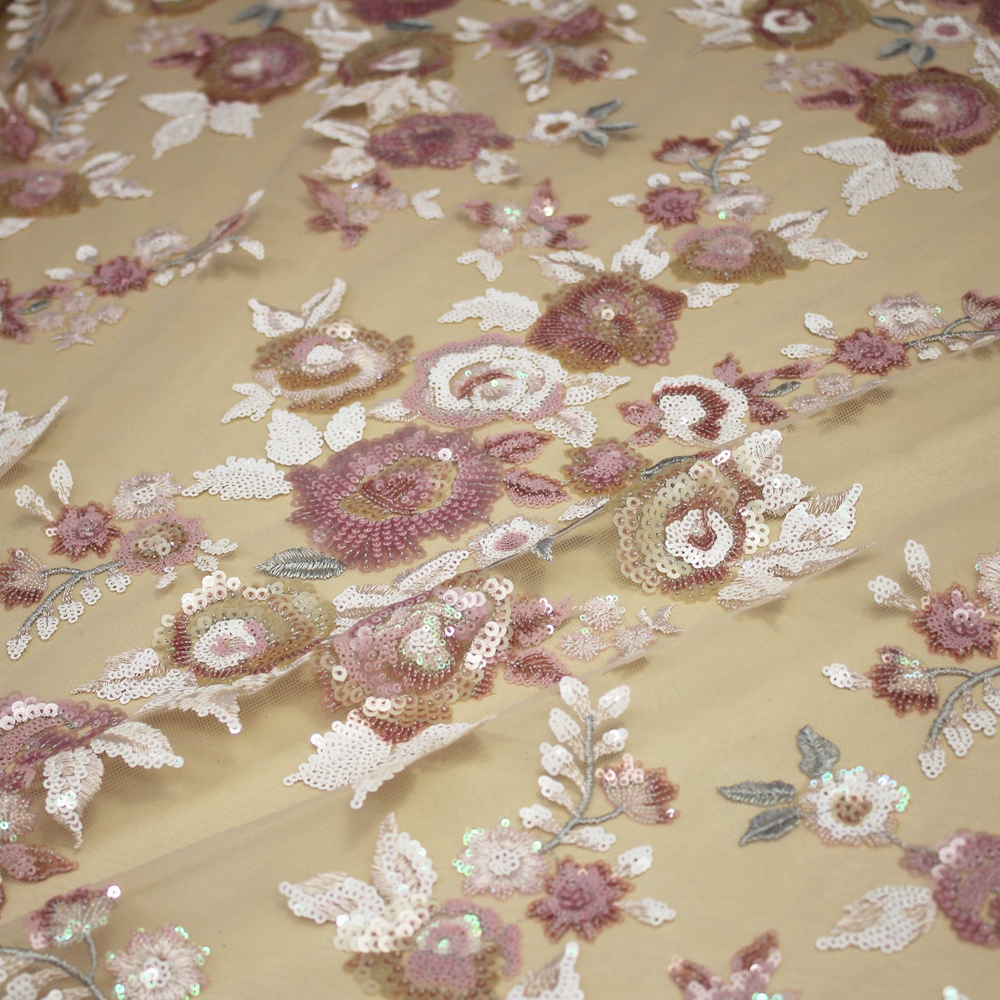Tulle Ricamato con Paillettes e Mazzi di Fiori