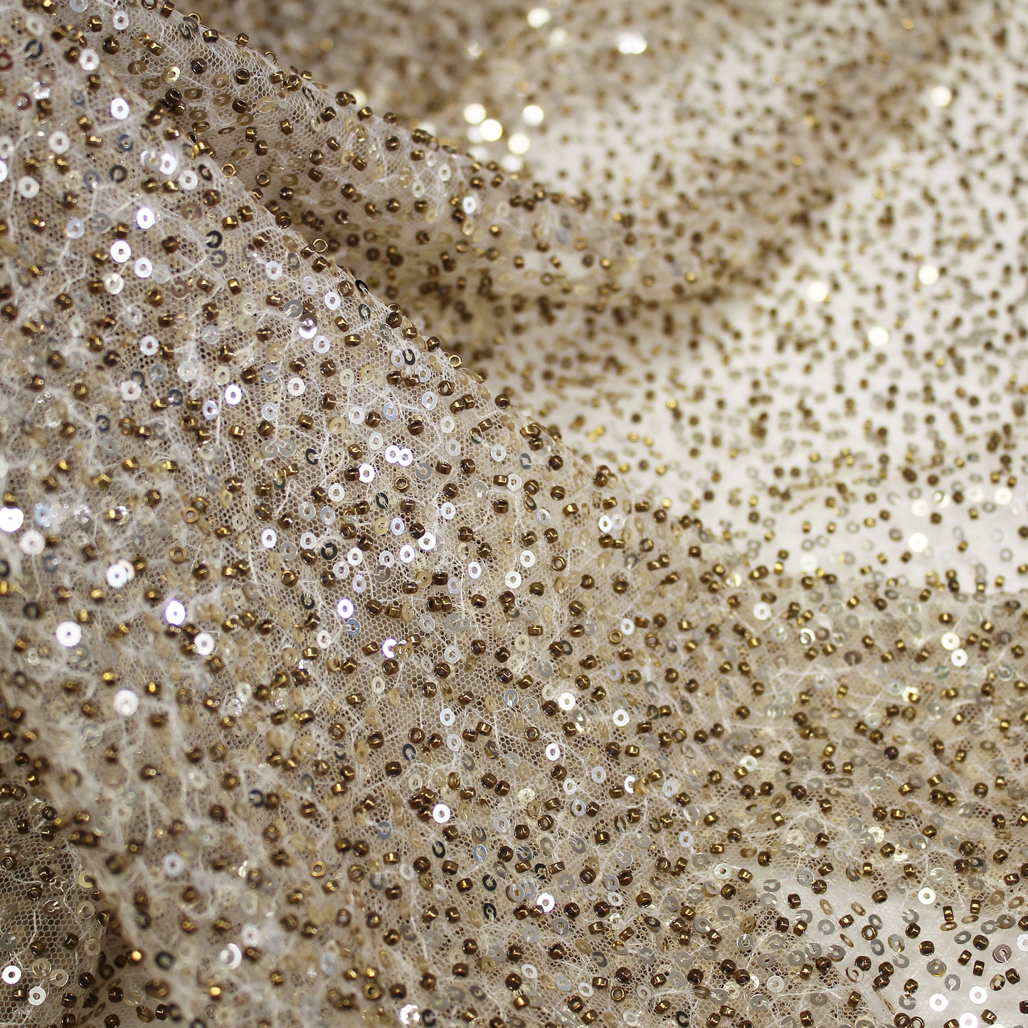 Tulle Ricamato con Paillettes e Perline a Campo Pieno
