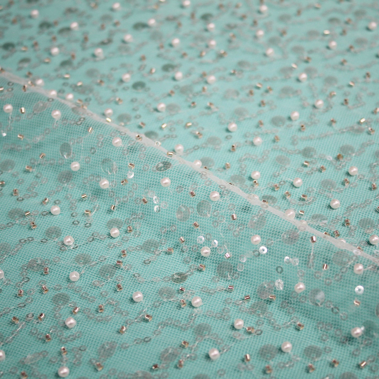 Tulle Ricamato con Perle, Coralli e Paillettes Multiforme a Campo Pieno