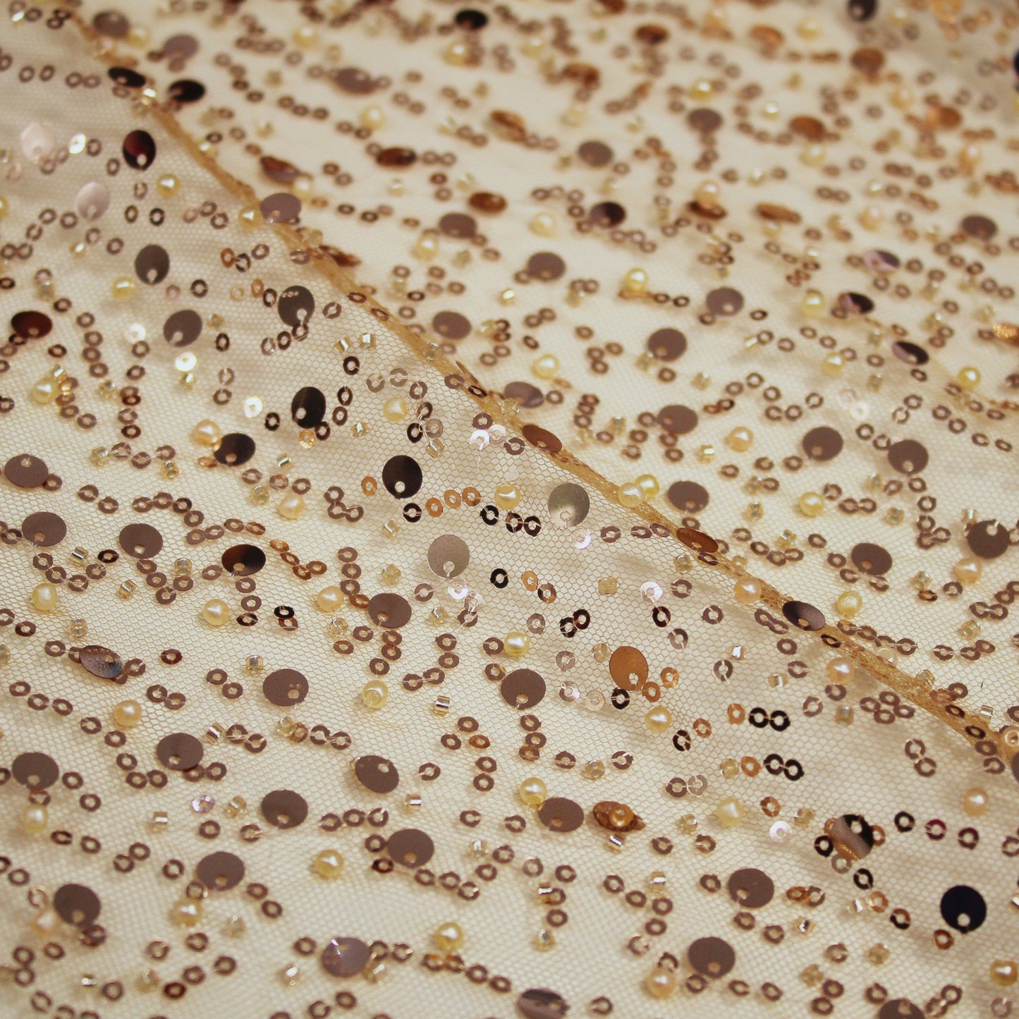 Tulle Ricamato con Perle, Coralli e Paillettes Multiforme a Campo Pieno
