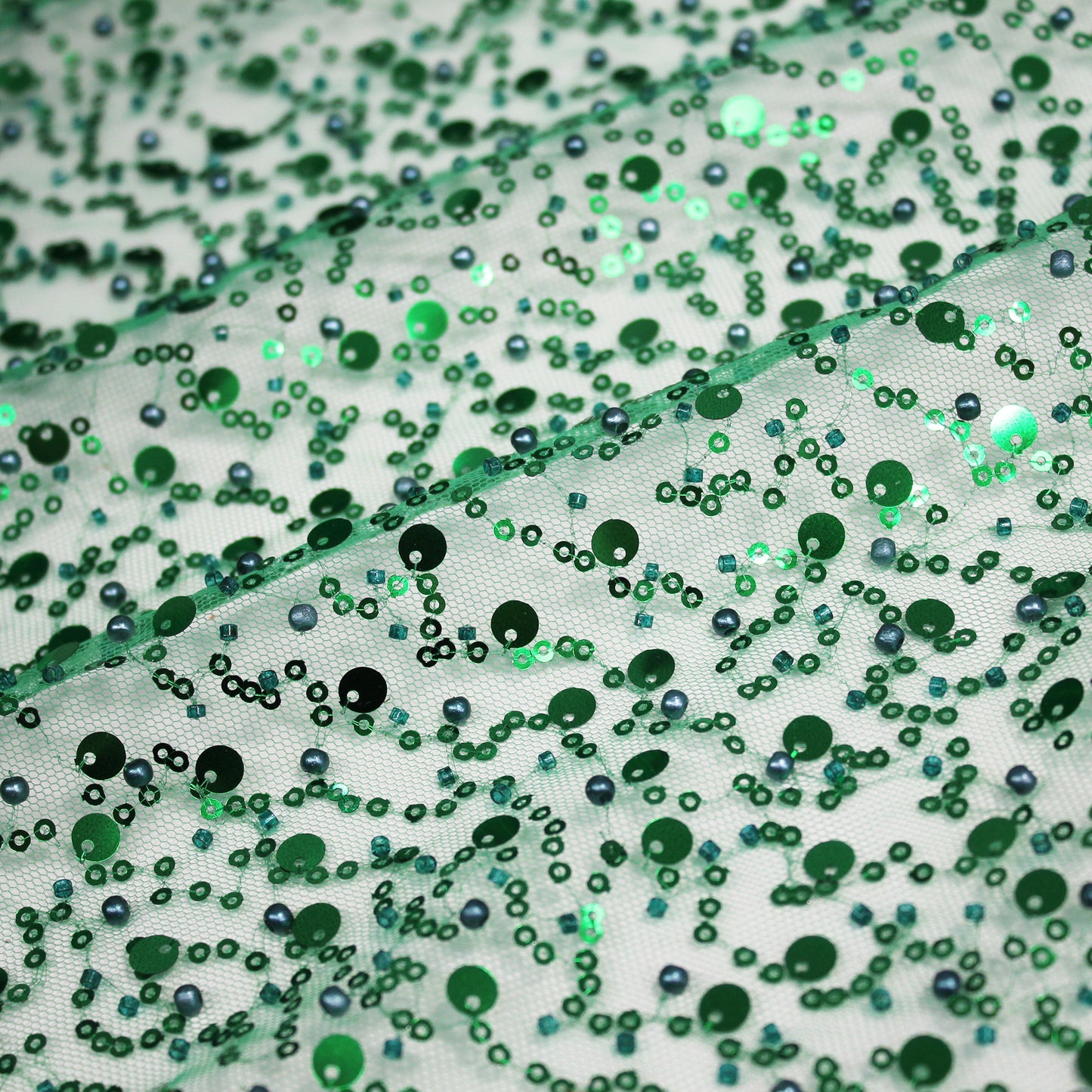 Tulle Ricamato con Perle, Coralli e Paillettes Multiforme a Campo Pieno