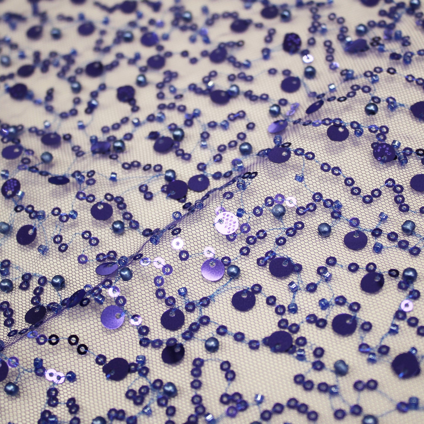 Tulle Ricamato con Perle, Coralli e Paillettes Multiforme a Campo Pieno