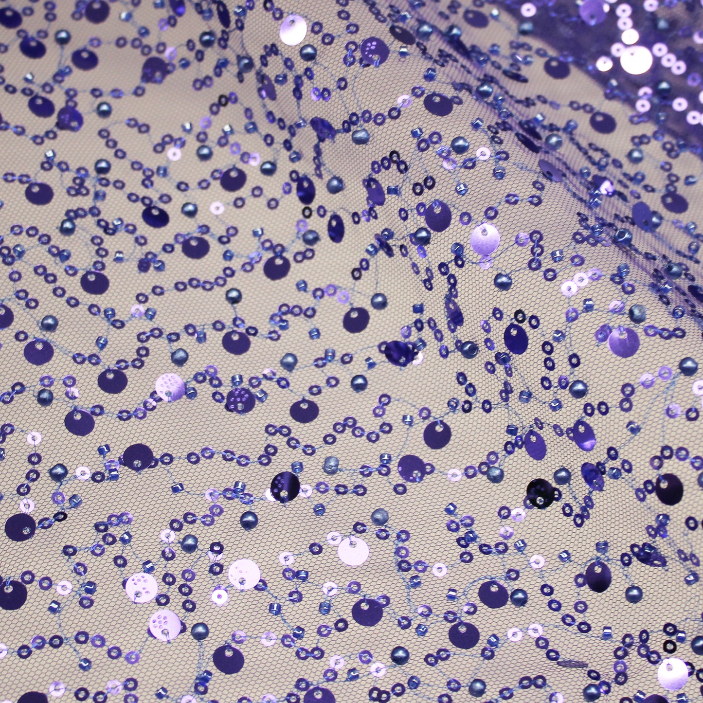 Tulle Ricamato con Perle, Coralli e Paillettes Multiforme a Campo Pieno