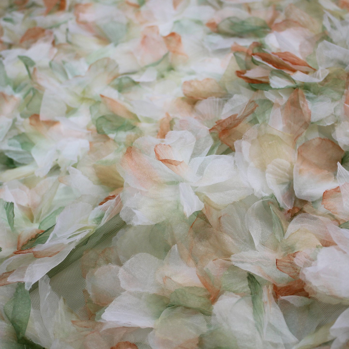 Tulle Ricamato con Petali di Fiori in Organza Multicolor