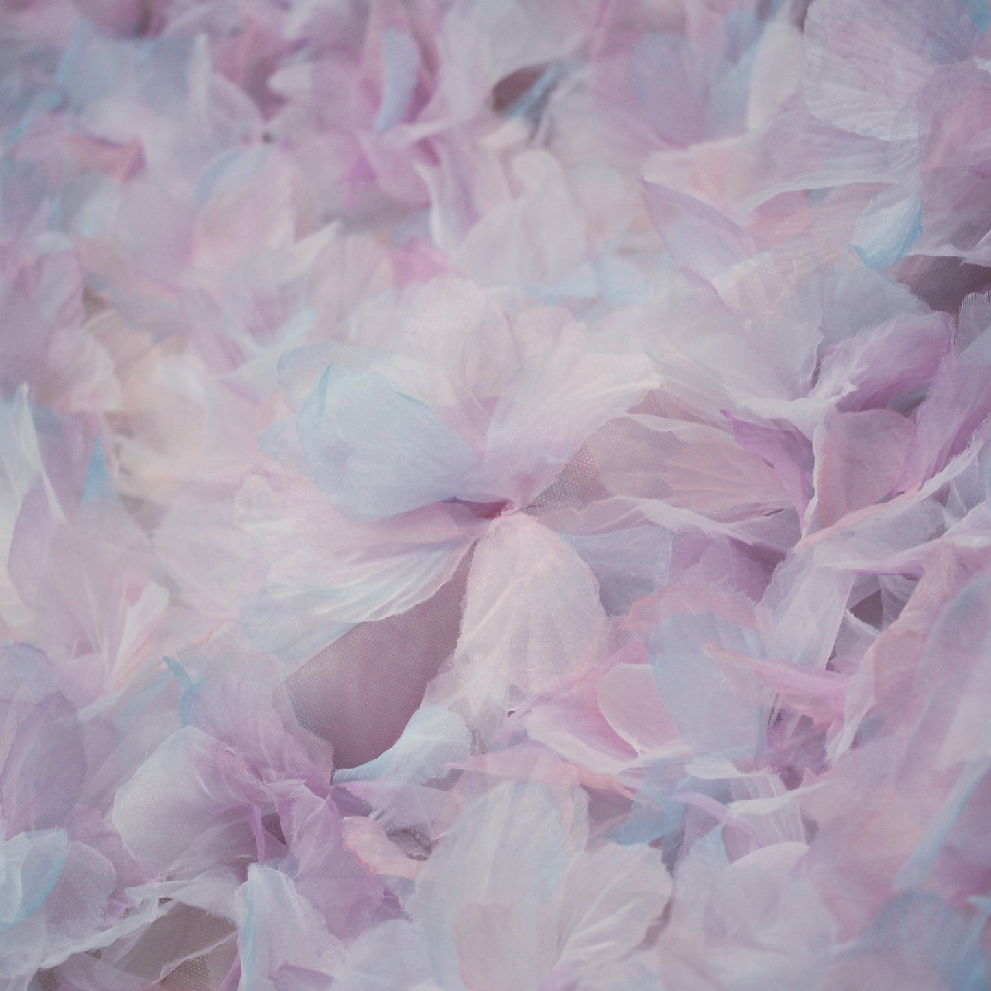 Tulle Ricamato con Petali di Fiori in Organza Multicolor