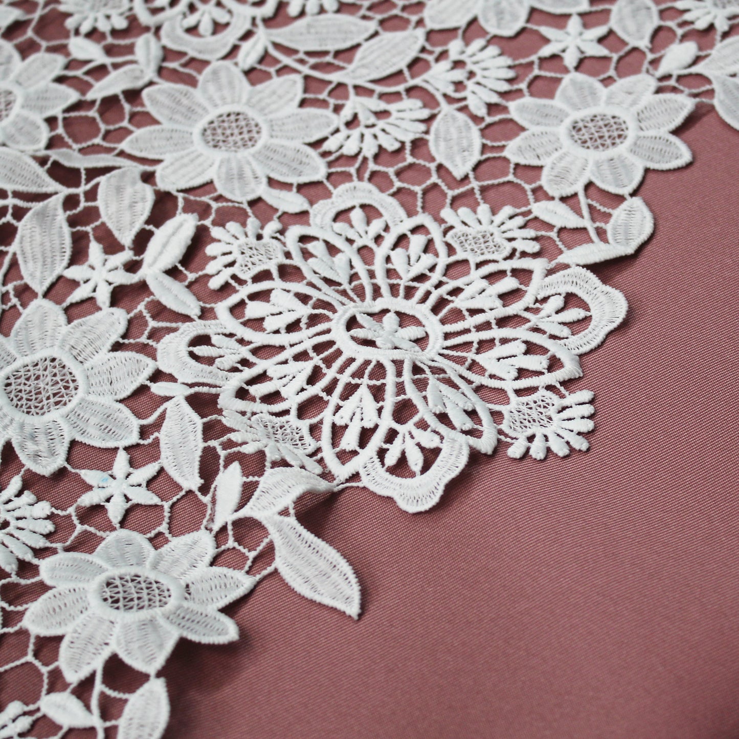 Macramé Lace with Multiform Flowers
