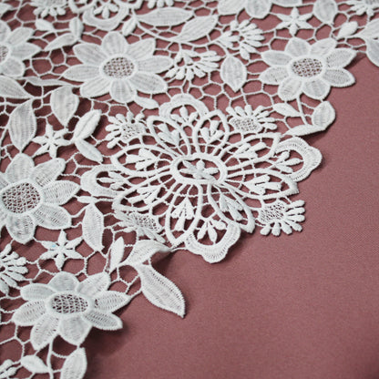 Macramé Lace with Multiform Flowers
